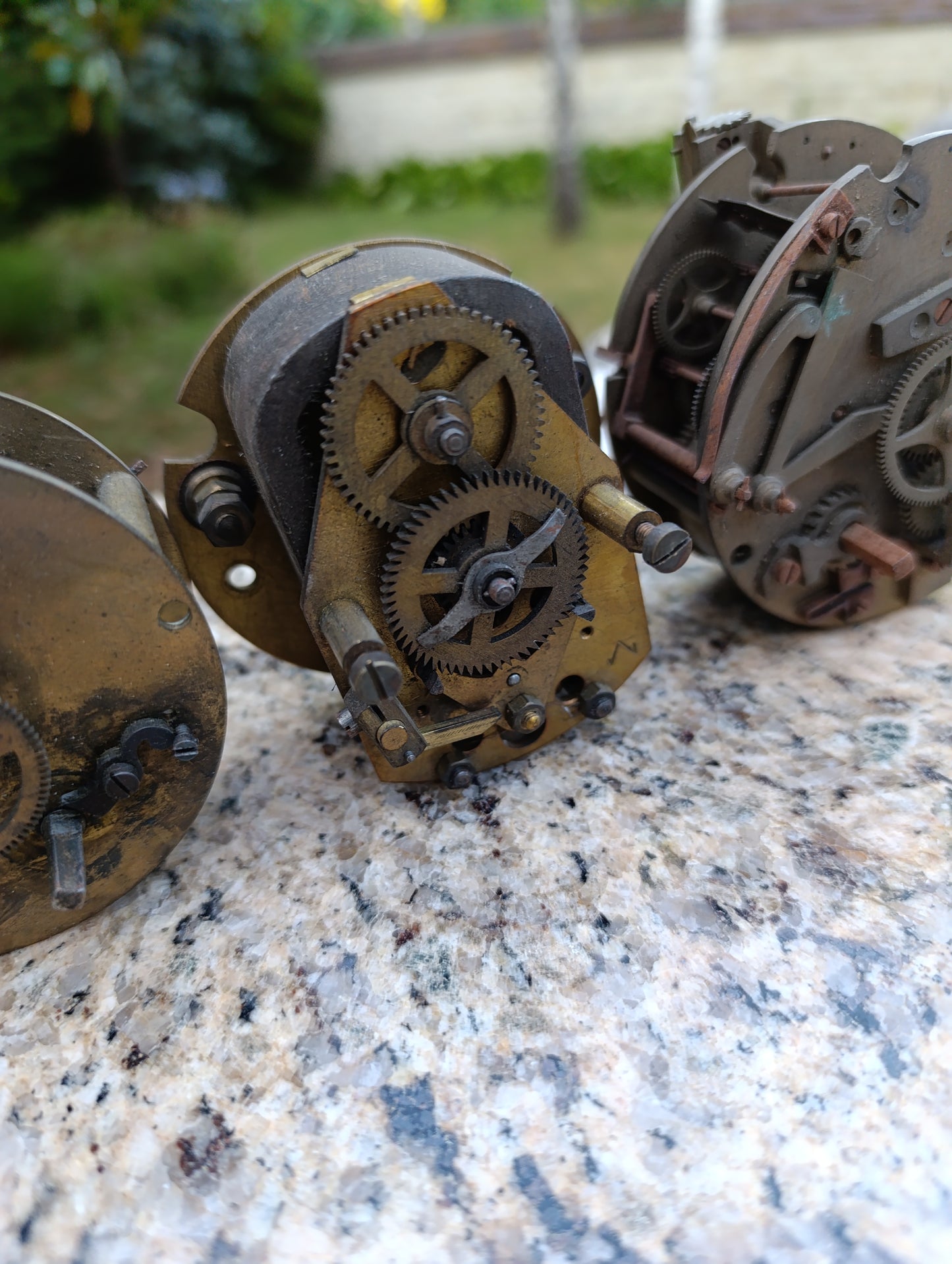 Lot de 3 mouvements d'horloge ancienne à restaurer ou pour pièces