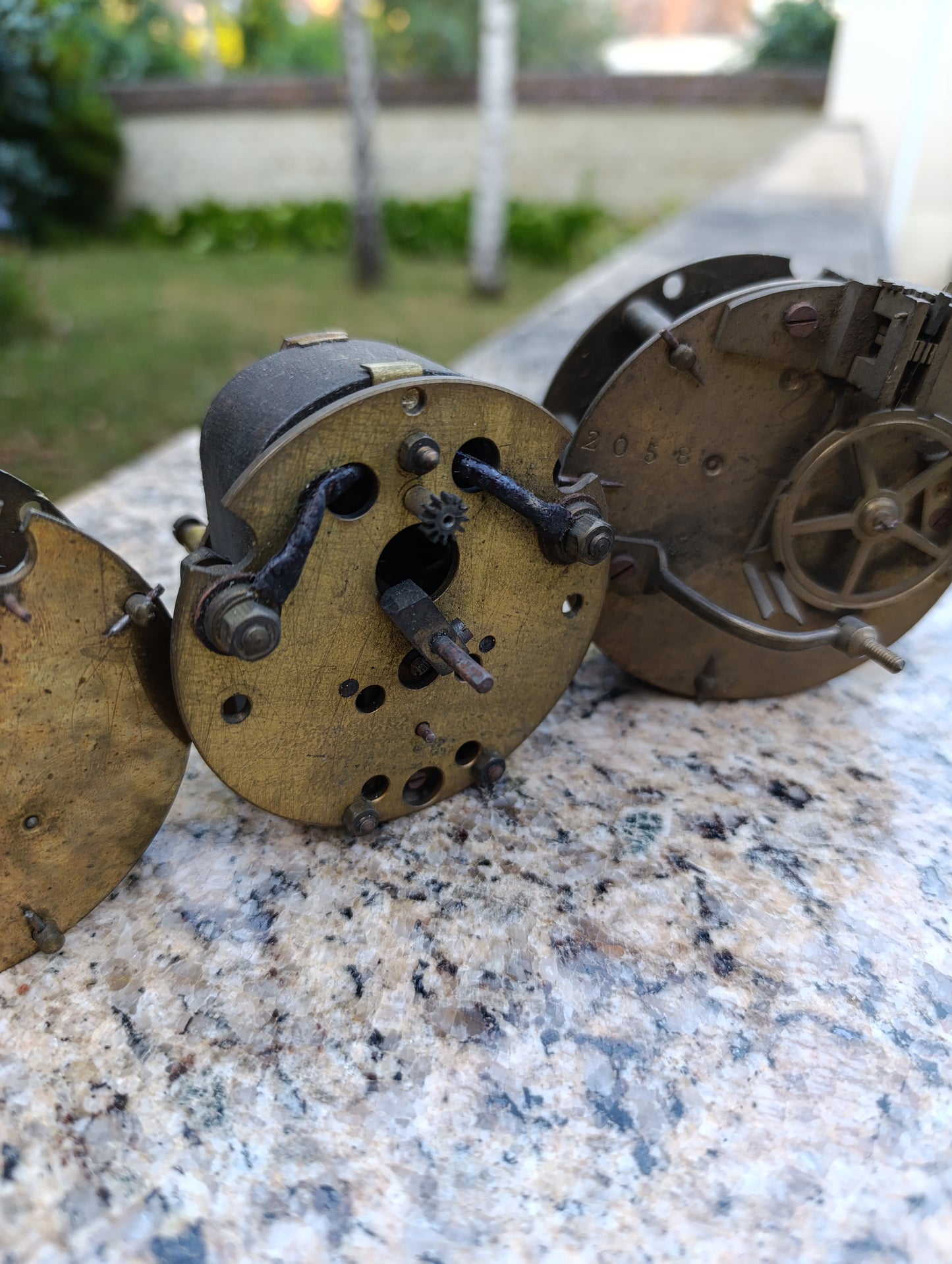 Lot de 3 mouvements d'horloge ancienne à restaurer ou pour pièces