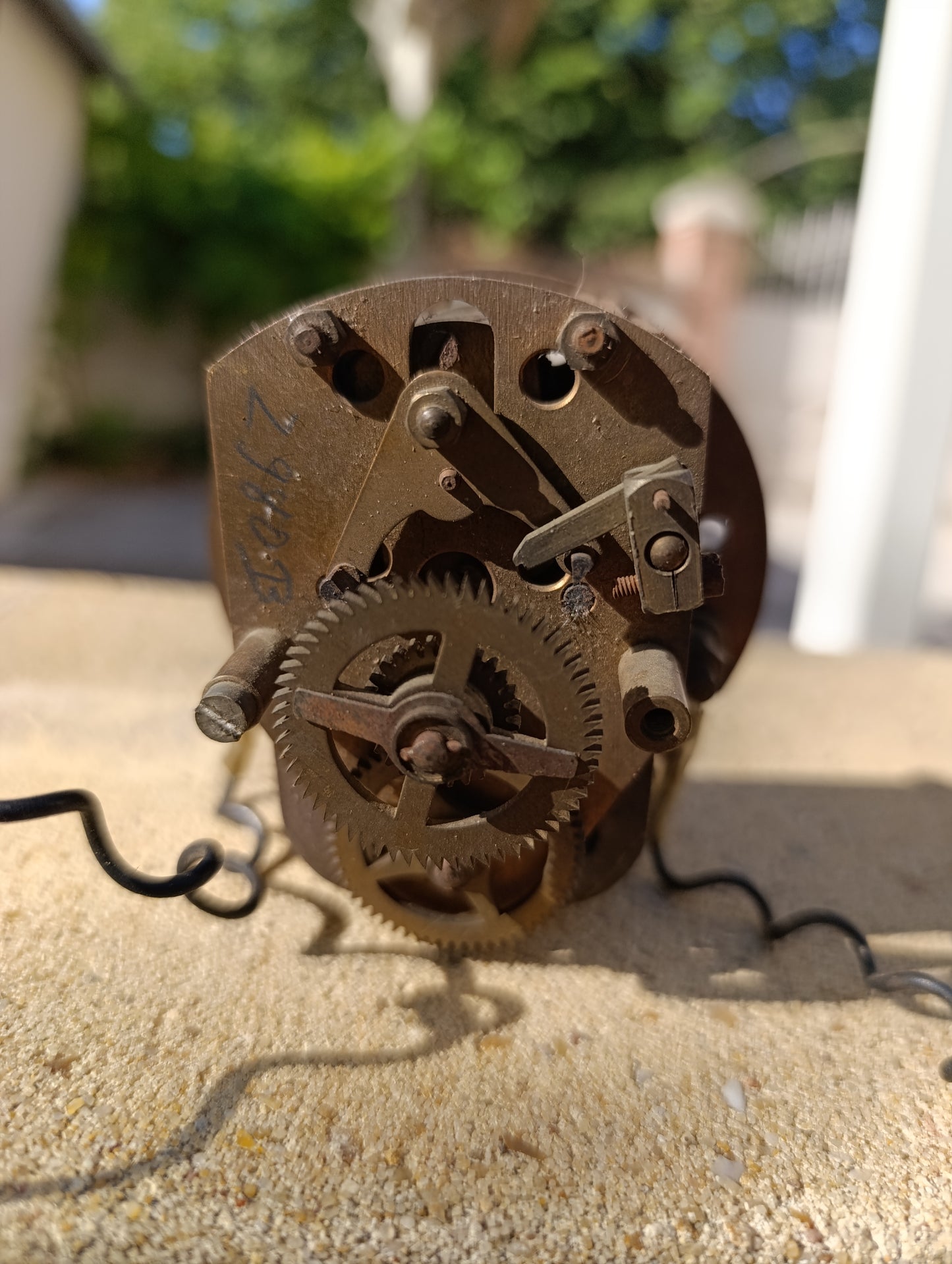 Mouvement d'horloge mécanique ancien vendu pour restauration ou pièces.