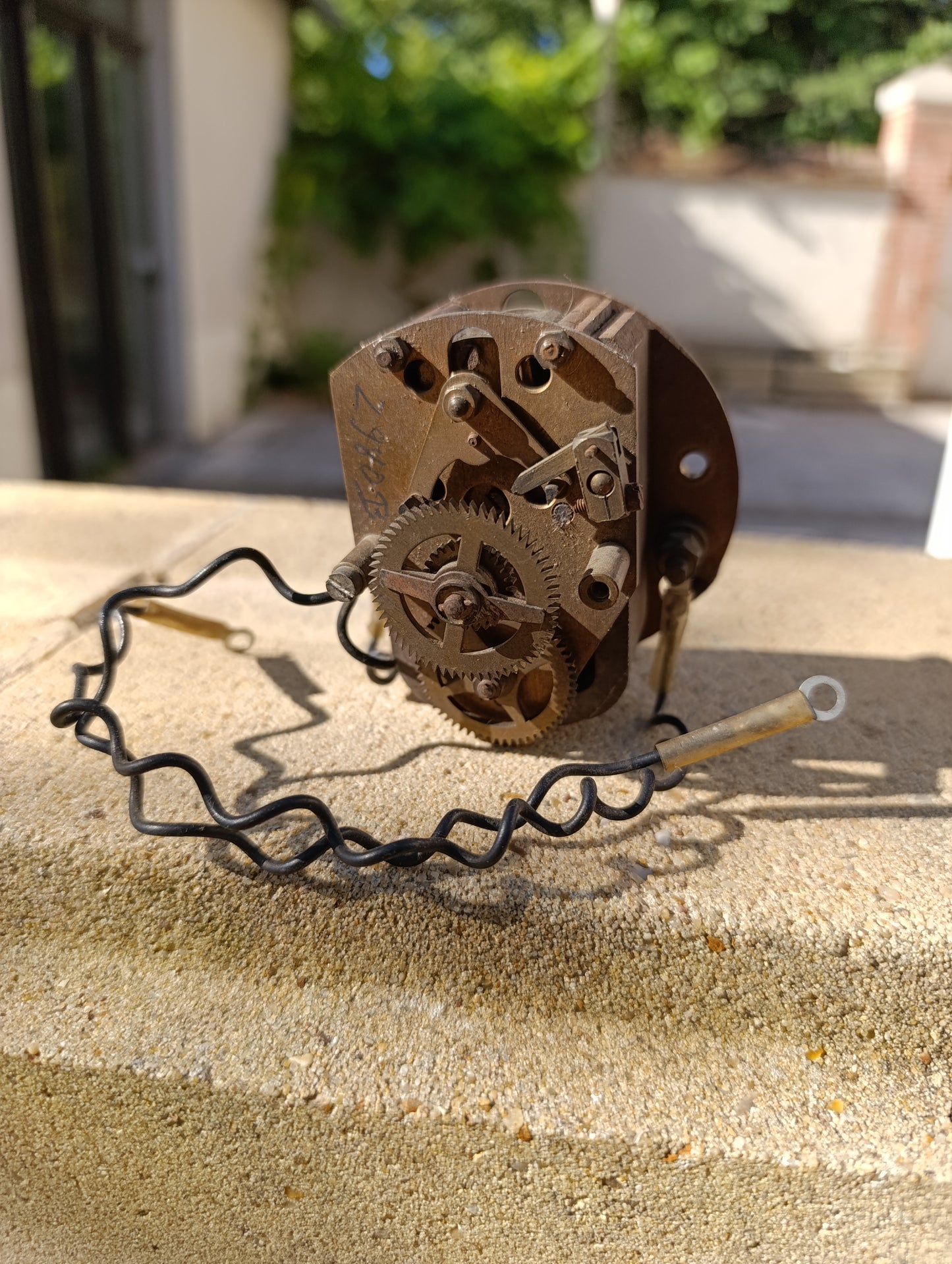 Mouvement d'horloge mécanique ancien vendu pour restauration ou pièces.