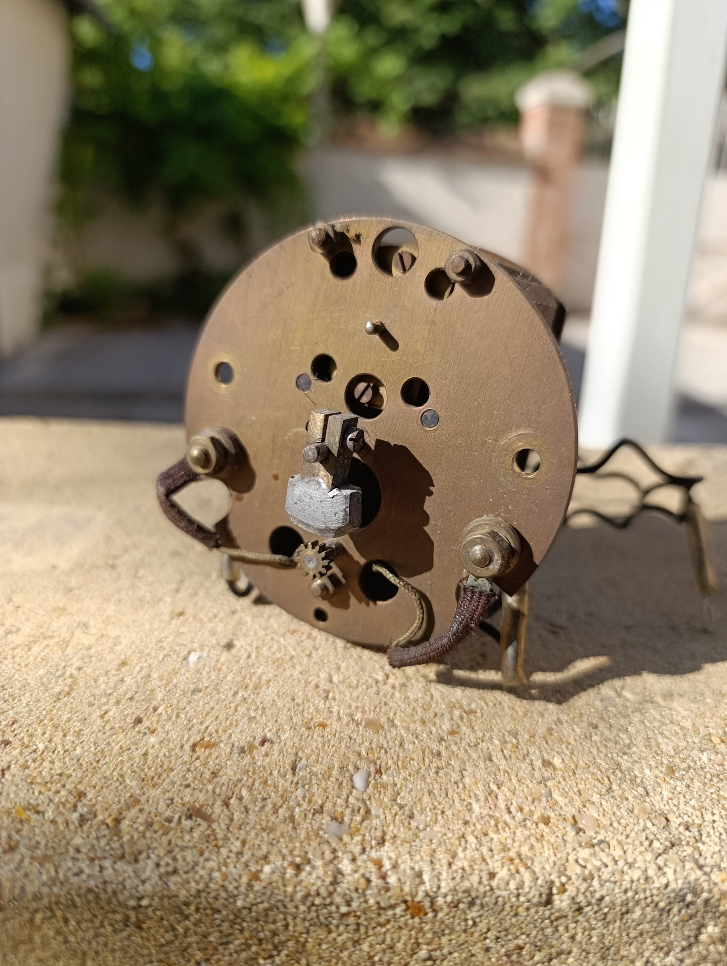 Mouvement d'horloge mécanique ancien vendu pour restauration ou pièces.