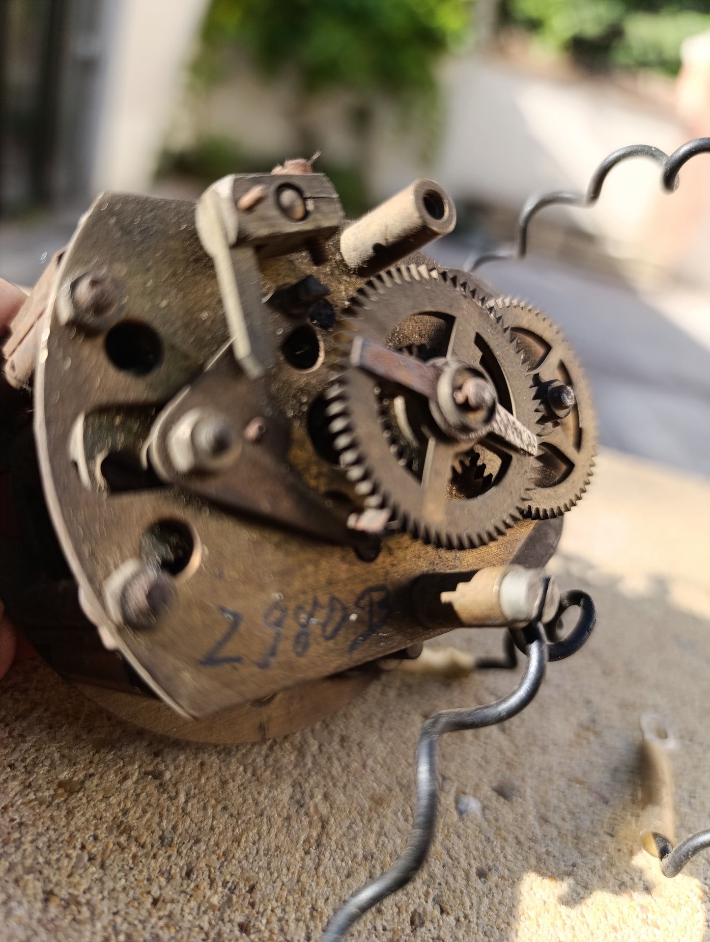 Mouvement d'horloge mécanique ancien vendu pour restauration ou pièces.
