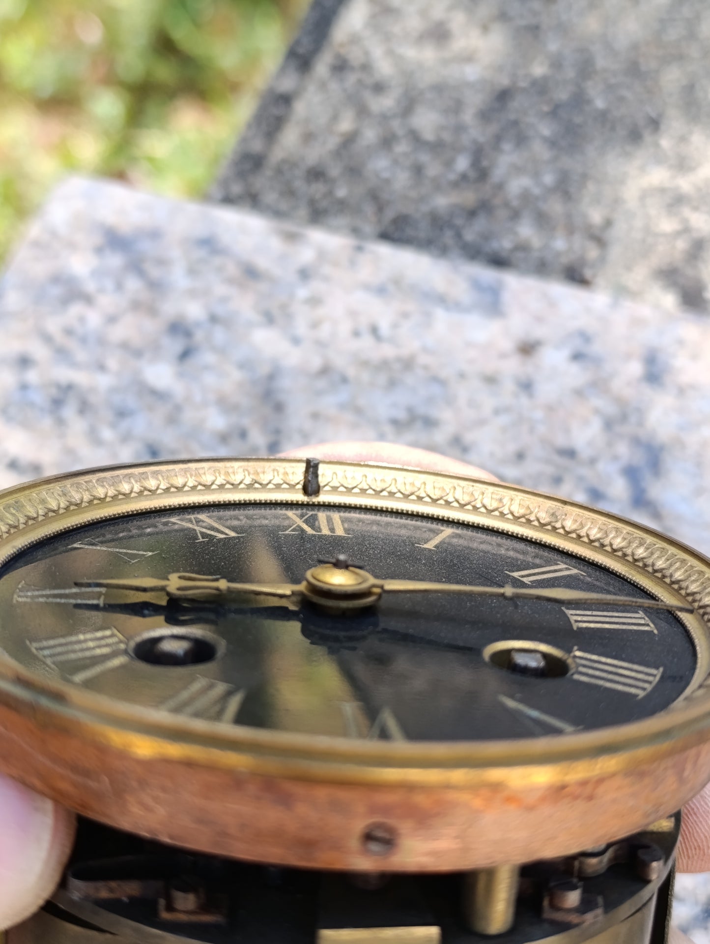 Mouvement d'horloge ancienne avec cadran noir et balancier à restaurer