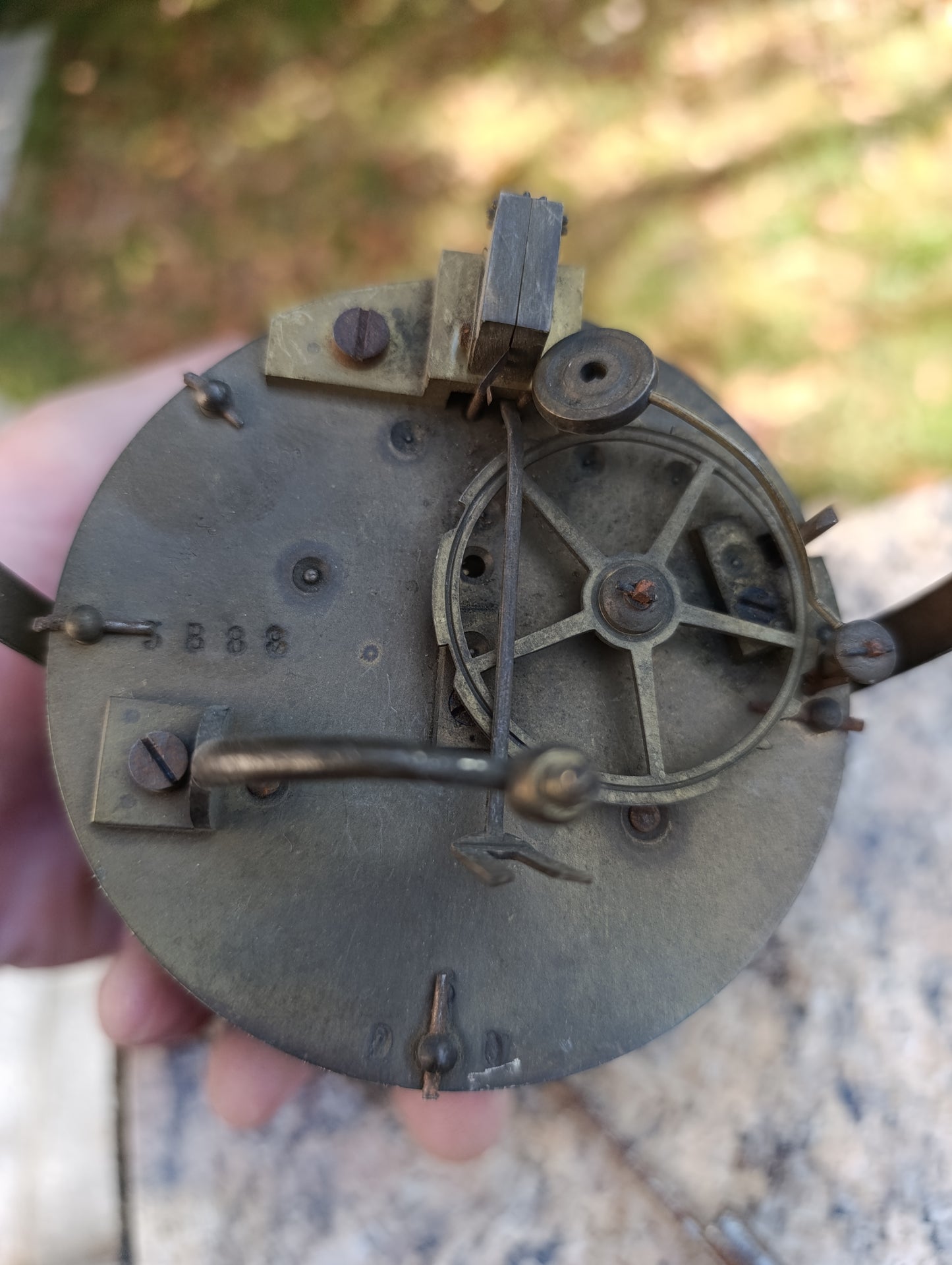 Mouvement d'horloge ancienne avec cadran noir et balancier à restaurer