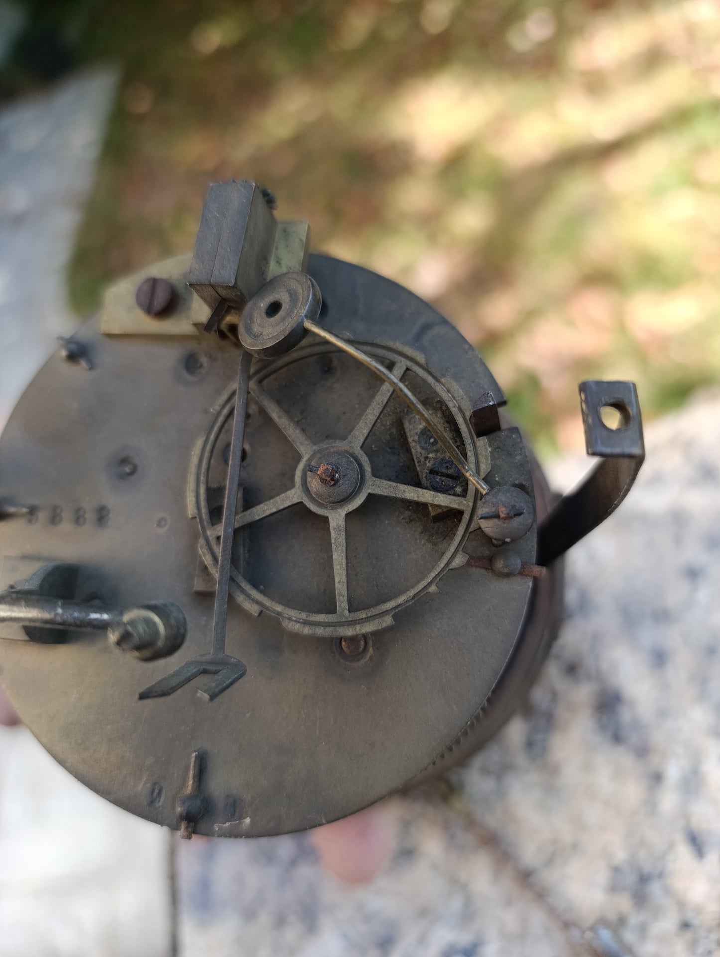 Mouvement d'horloge ancienne avec cadran noir et balancier à restaurer