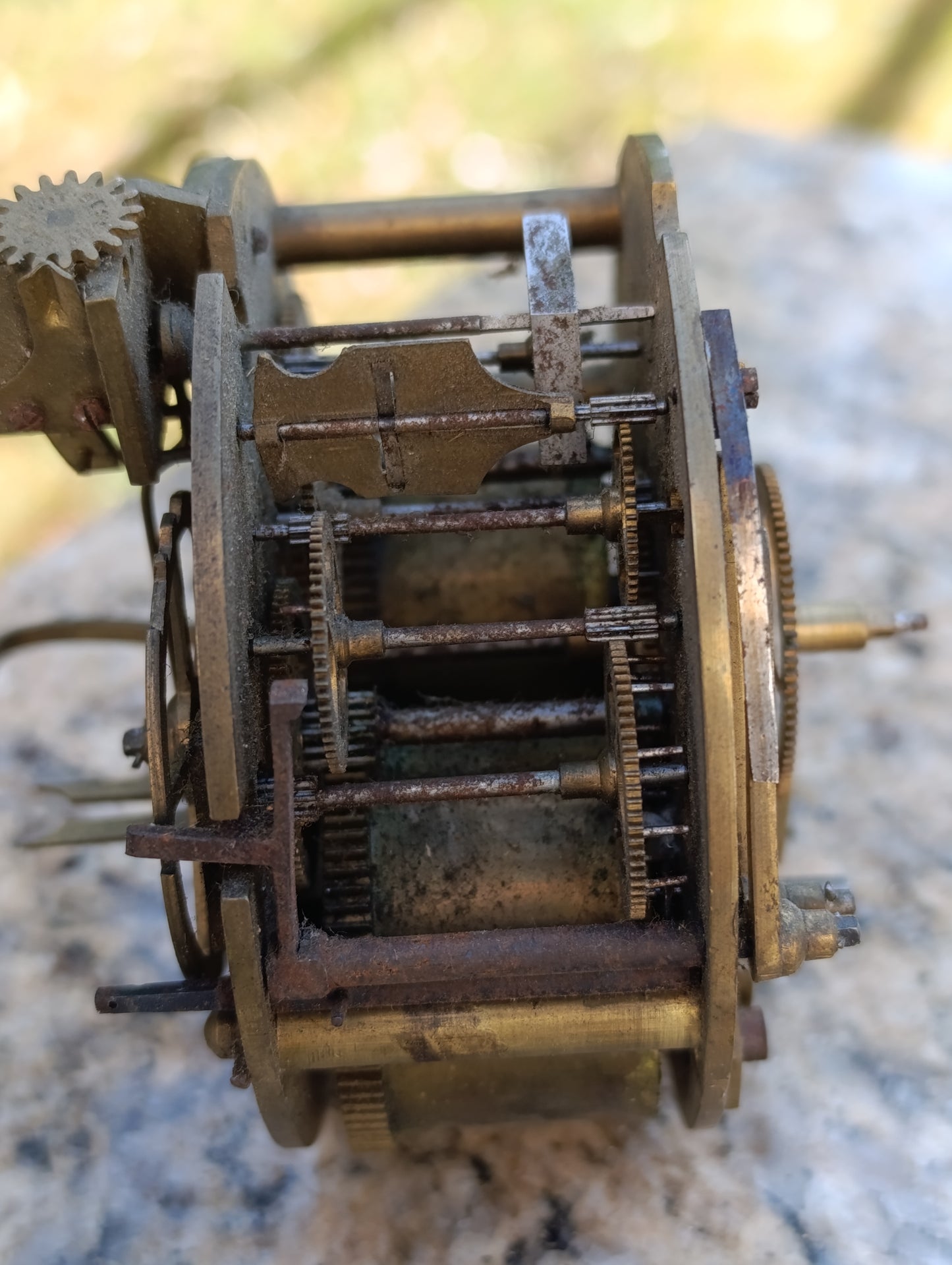 Mouvement d'horloge ancienne rond à restaurer ou pour pièces