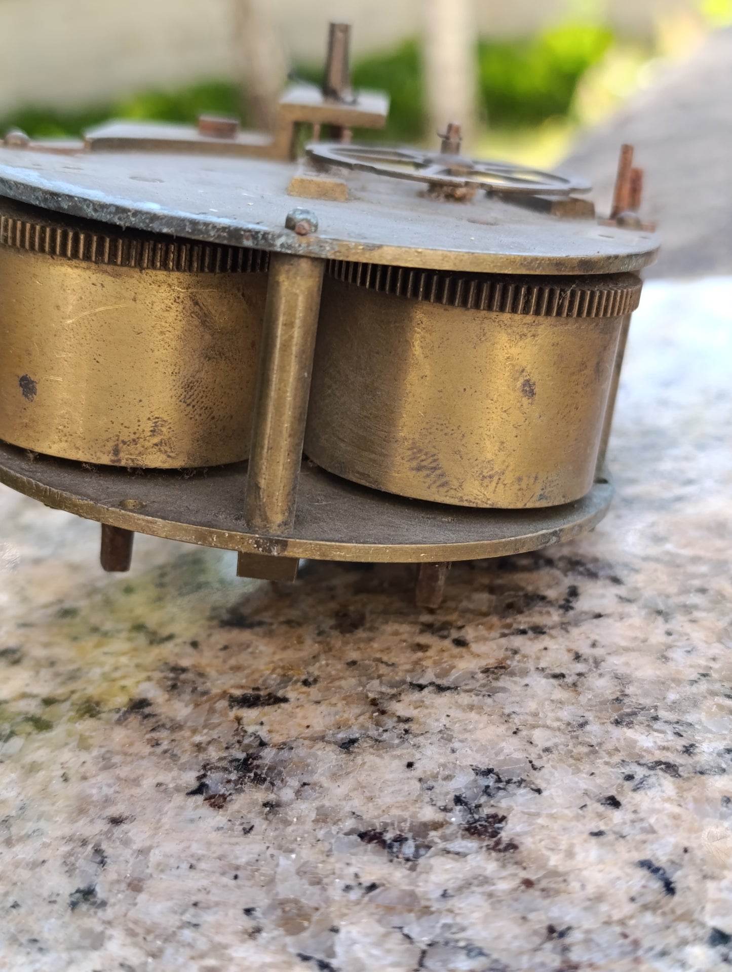 Mouvement d'horloge ancienne rond double barillet à restaurer ou pour pièces