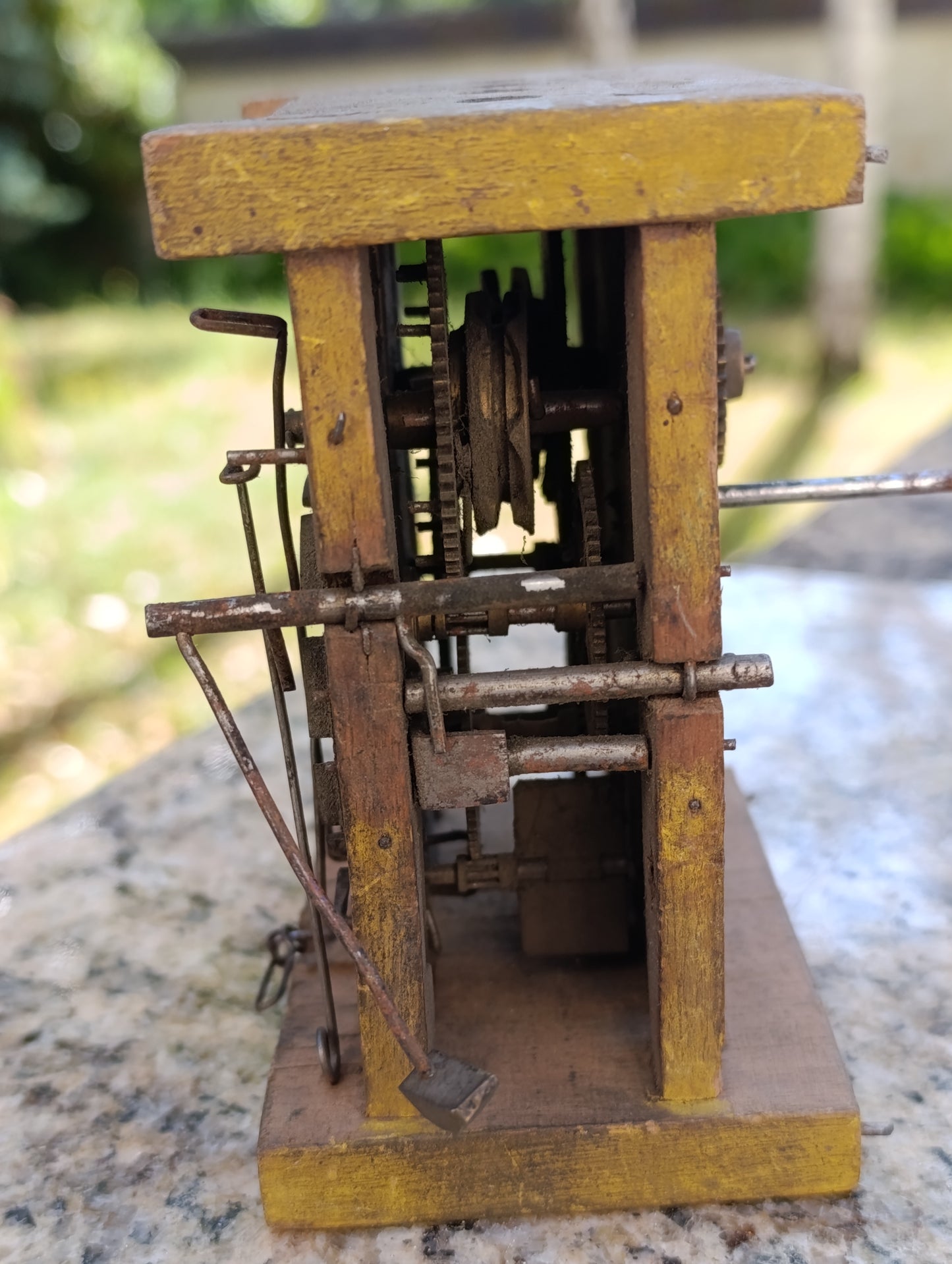 Mouvement d'horloge ancien sur bâti en bois à restaurer ou pour pièces