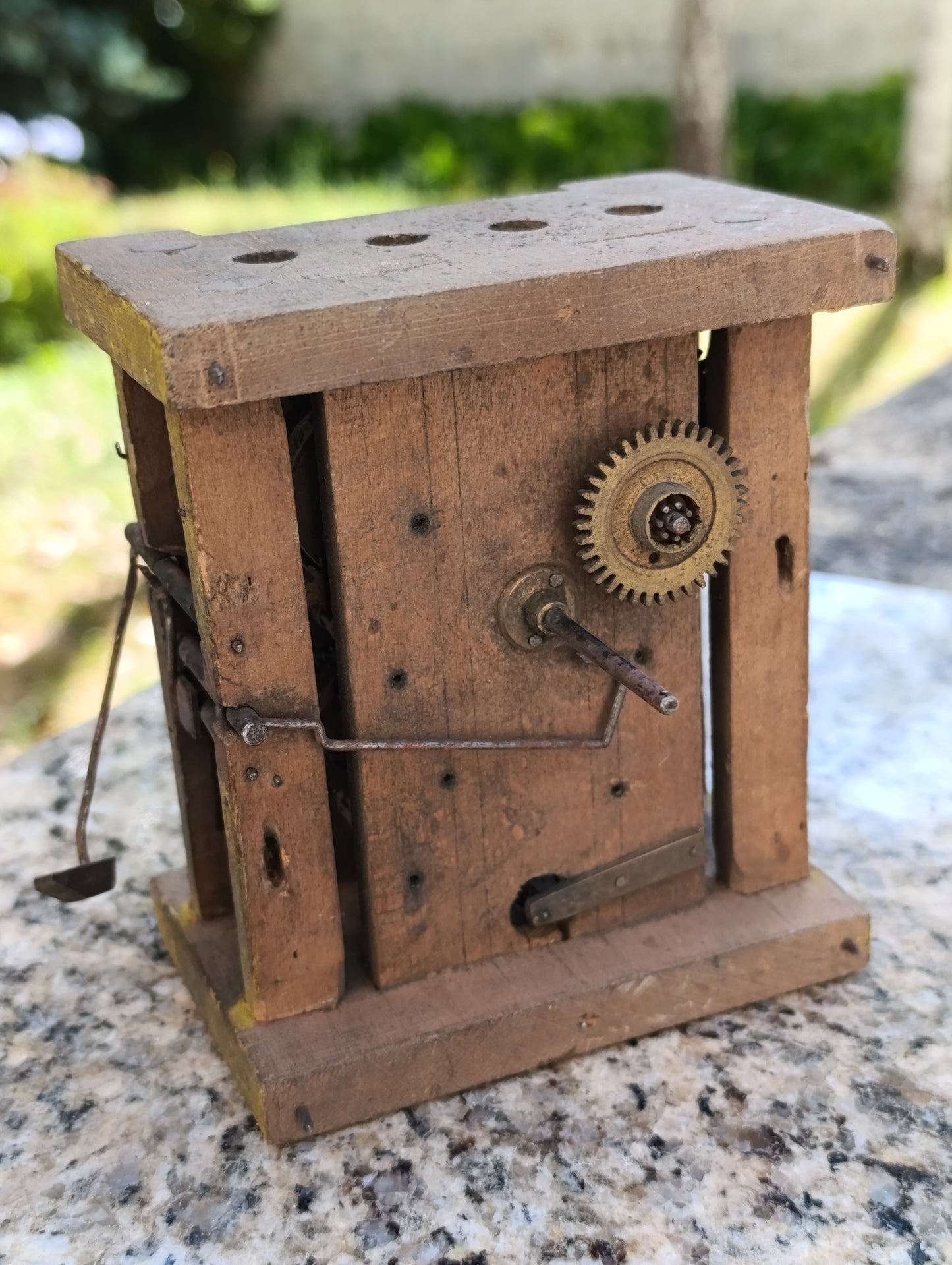 Mouvement d'horloge ancien sur bâti en bois à restaurer ou pour pièces