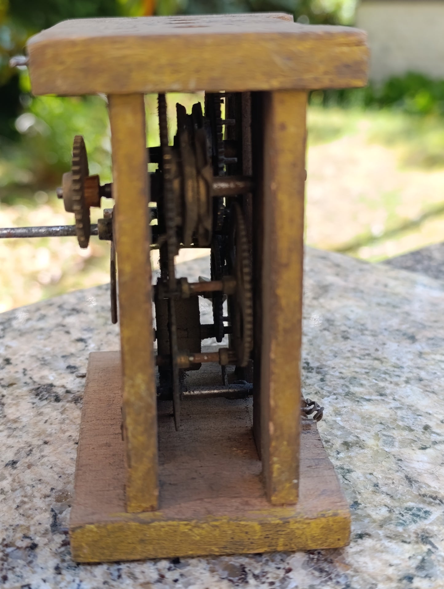 Mouvement d'horloge ancien sur bâti en bois à restaurer ou pour pièces