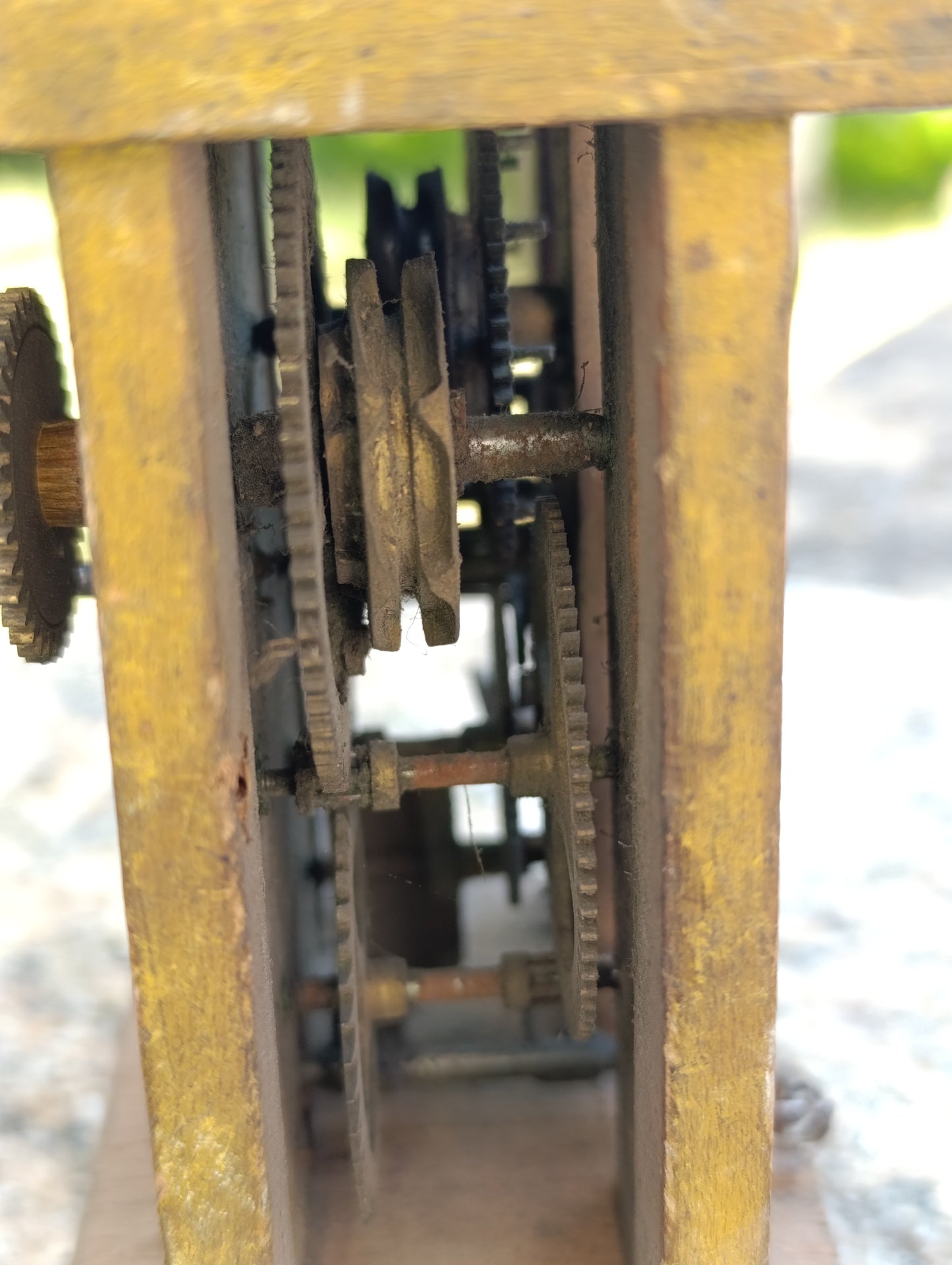 Mouvement d'horloge ancien sur bâti en bois à restaurer ou pour pièces