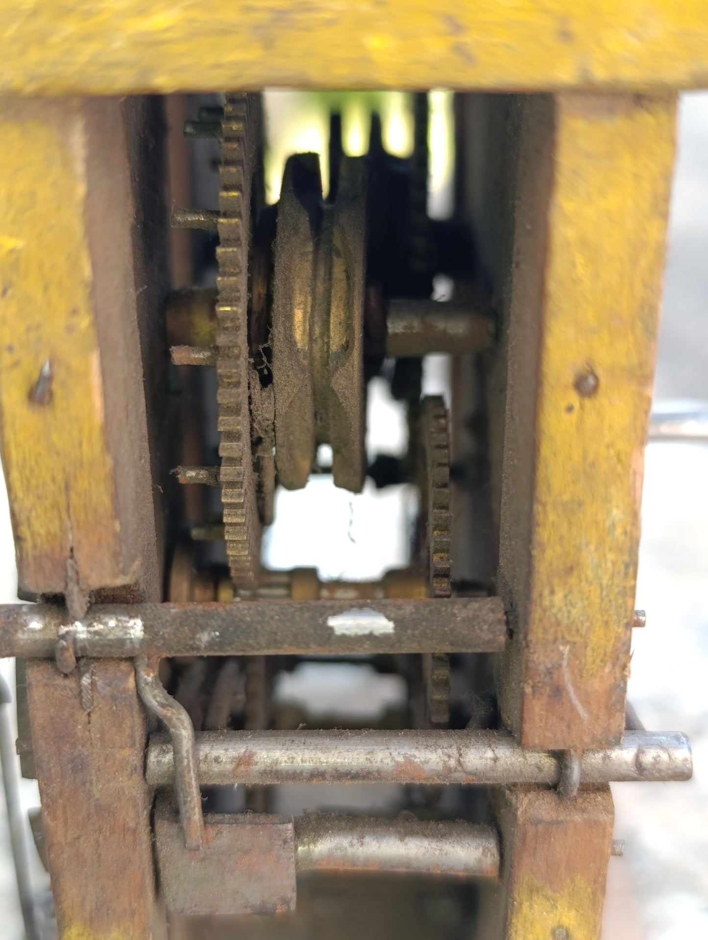 Mouvement d'horloge ancien sur bâti en bois à restaurer ou pour pièces