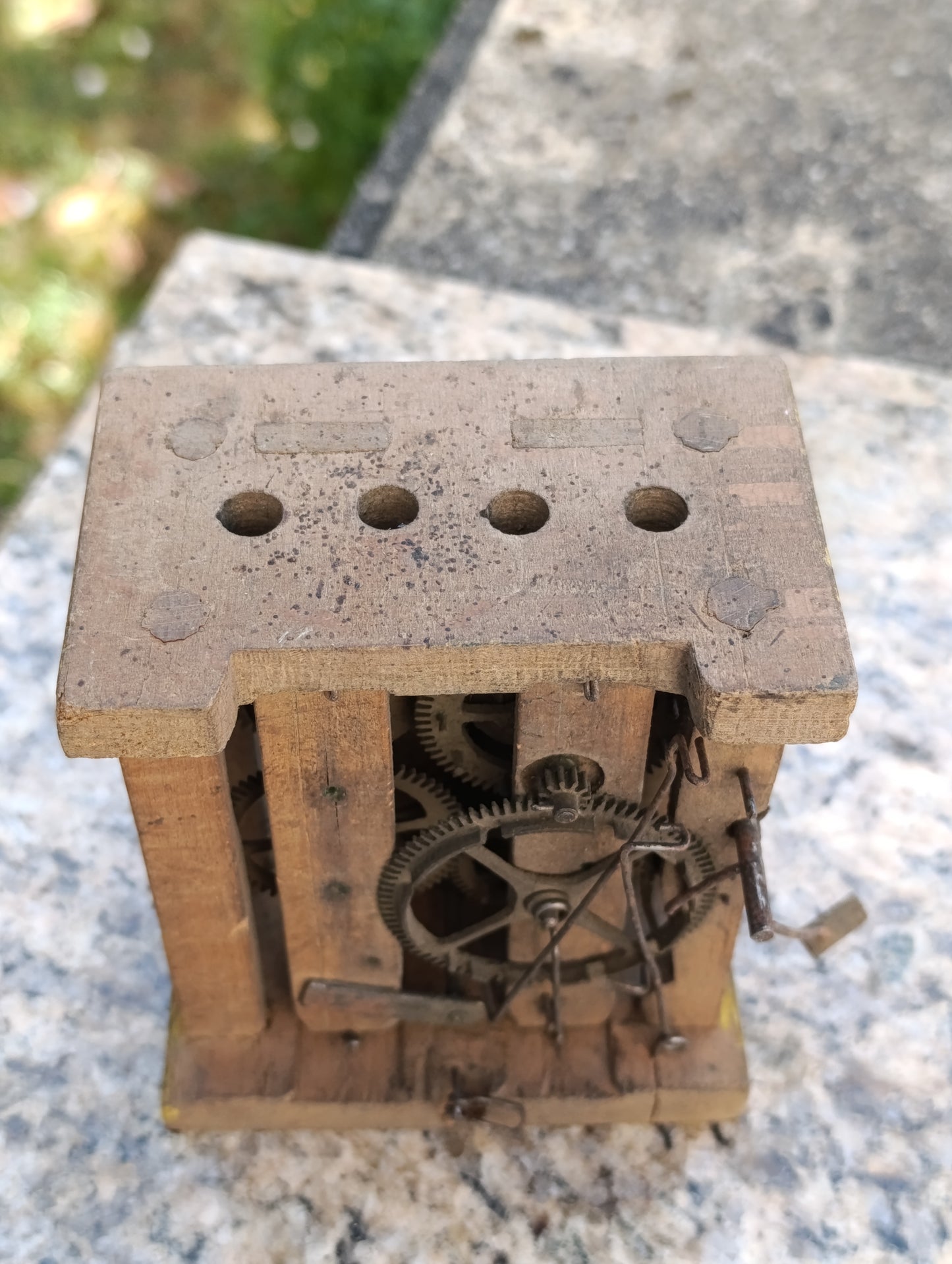 Mouvement d'horloge ancien sur bâti en bois à restaurer ou pour pièces