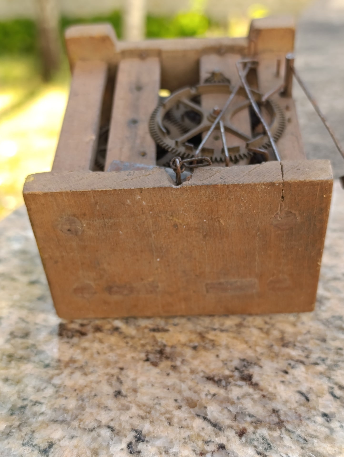 Mouvement d'horloge ancien sur bâti en bois à restaurer ou pour pièces