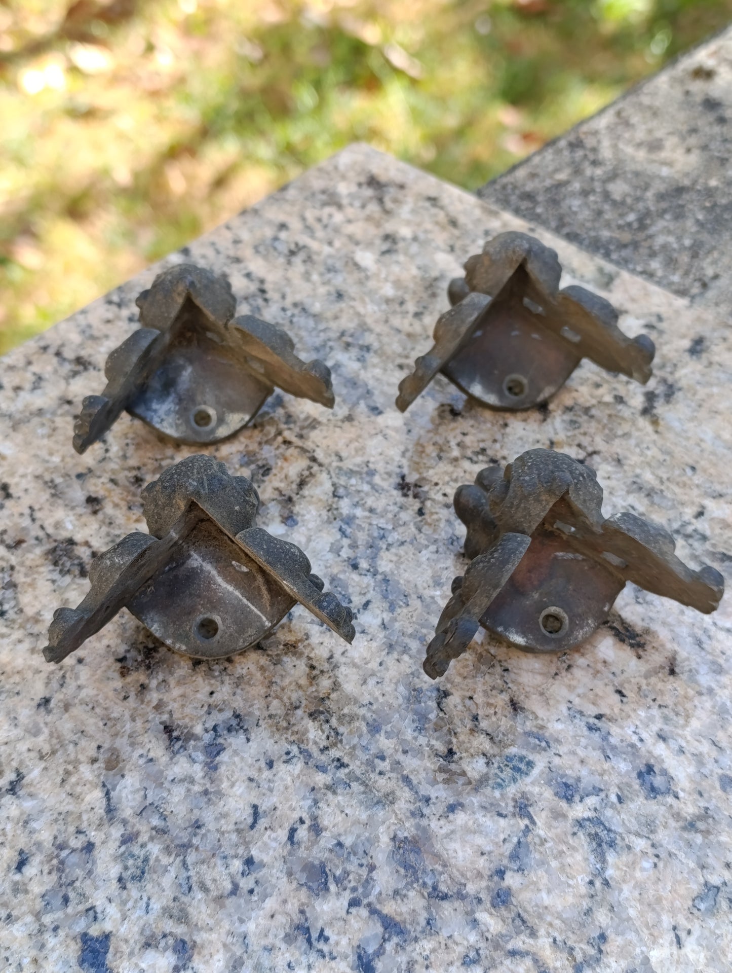 Lot de 4 pieds anciens en fonte décorative pour pendule, réveil ou petit meuble – 6 cm