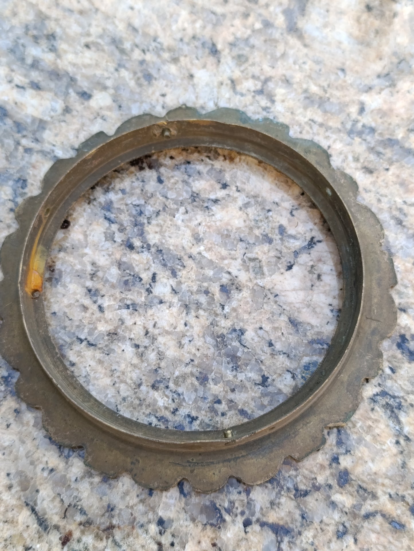 Entourage ancien de cadran d'horloge en laiton décoré – 12,8 cm – pour restauration