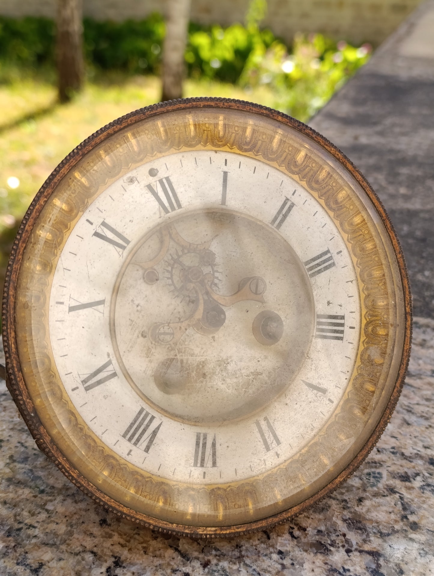 Mouvement d'horloge ancien avec cadran émaillé et lunette en laiton – Ø 16 cm – pour restauration