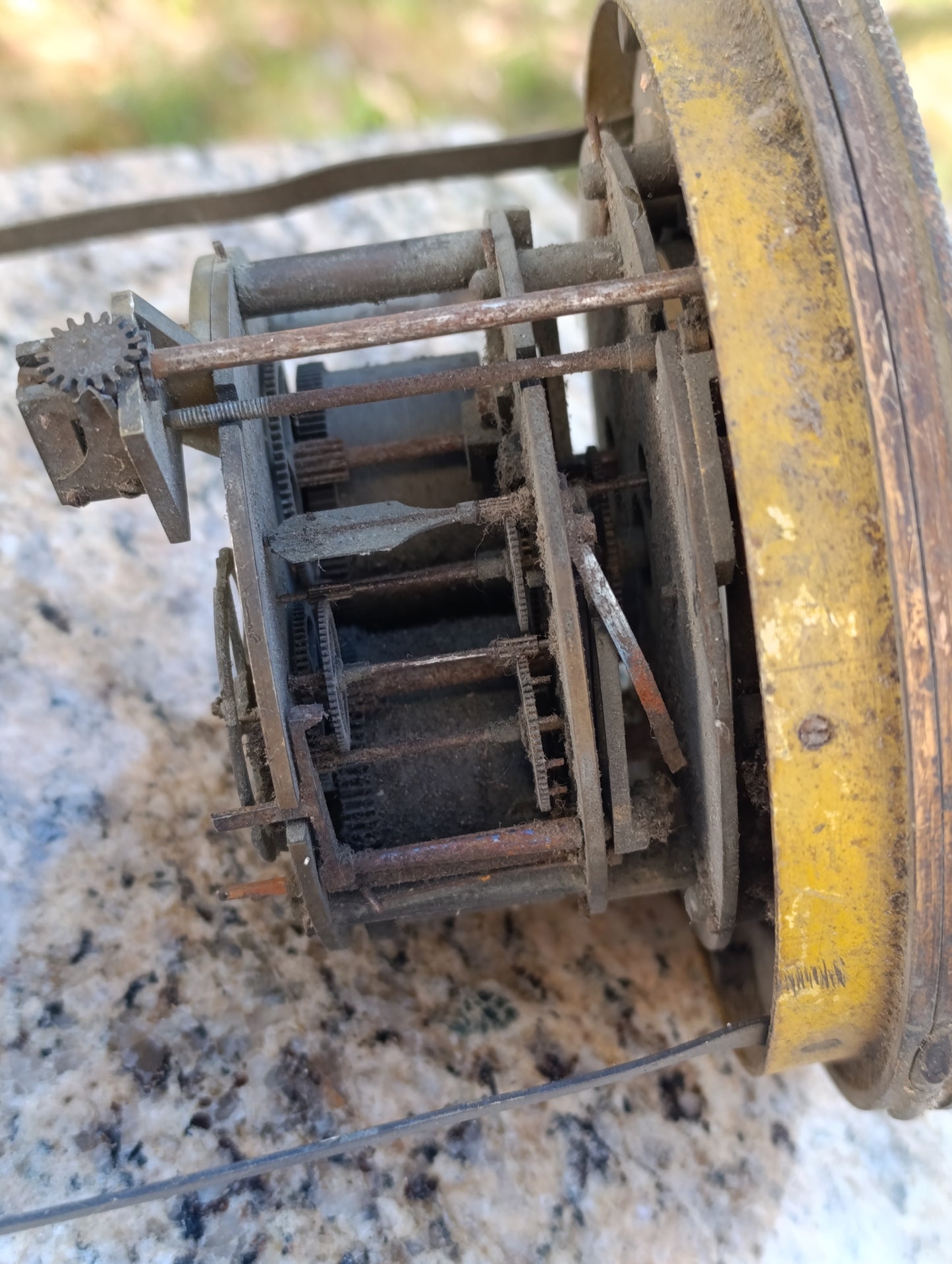 Mouvement d'horloge ancien avec cadran émaillé et lunette en laiton – Ø 16 cm – pour restauration