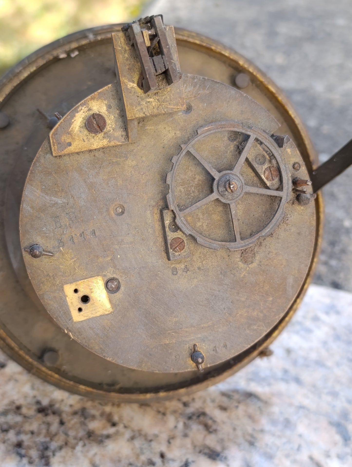 Mouvement d'horloge ancien avec cadran émaillé et lunette en laiton – Ø 16 cm – pour restauration