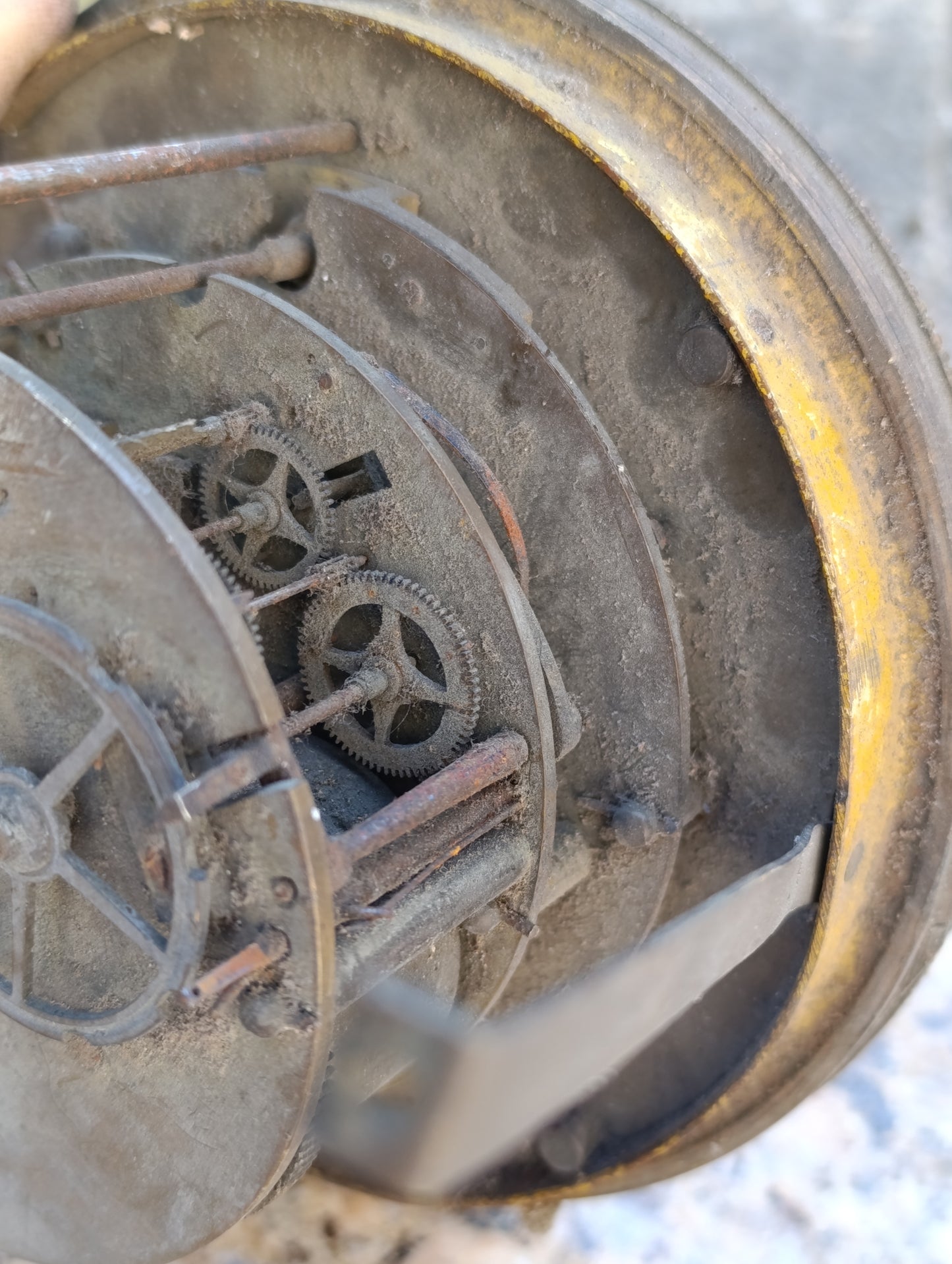 Mouvement d'horloge ancien avec cadran émaillé et lunette en laiton – Ø 16 cm – pour restauration