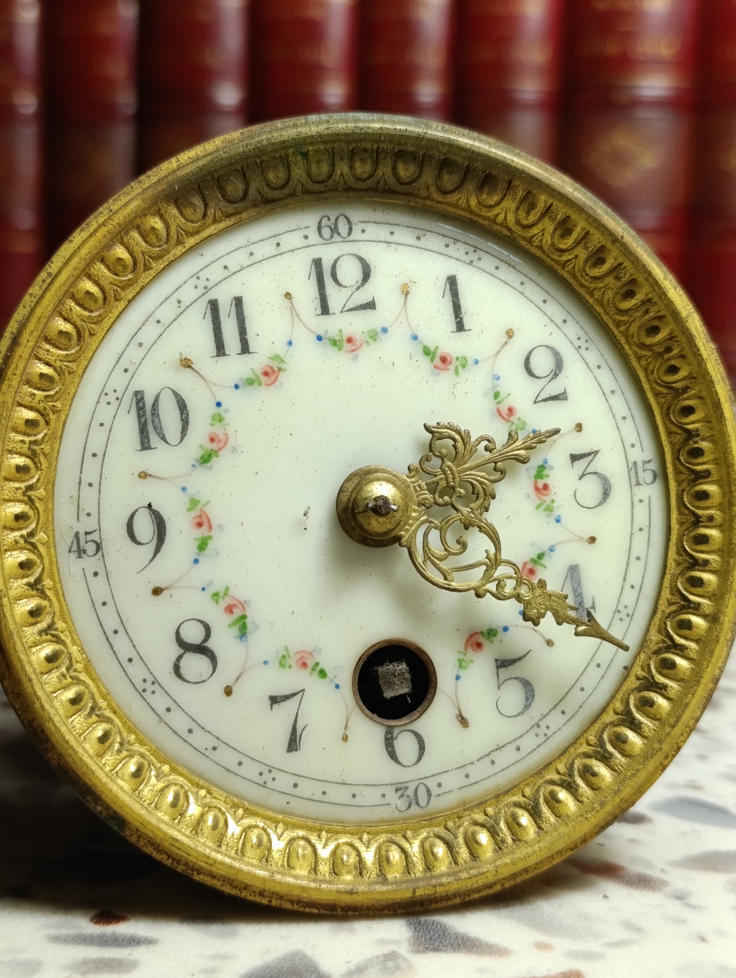Mécanisme de réveil ancien avec cadran émaillé fleuri et lunette en laiton – Ø 11 cm
