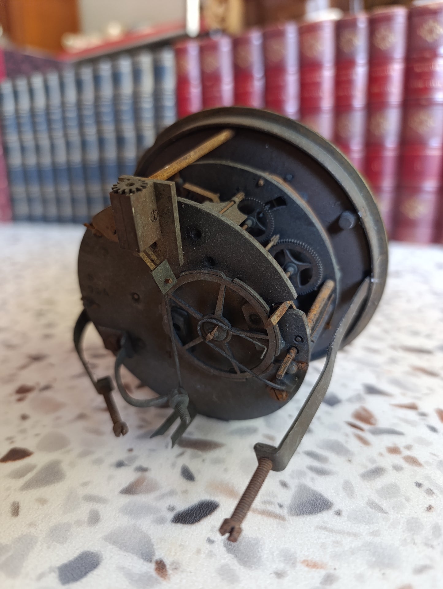 Mouvement de pendule ancien avec cadran émaillé à chiffres romains bleus et lunette en laiton – Ø 11,6 cm
