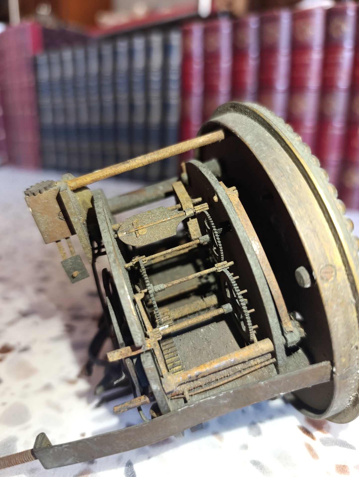 Mouvement de pendule ancien avec cadran émaillé à chiffres romains bleus et lunette en laiton – Ø 11,6 cm