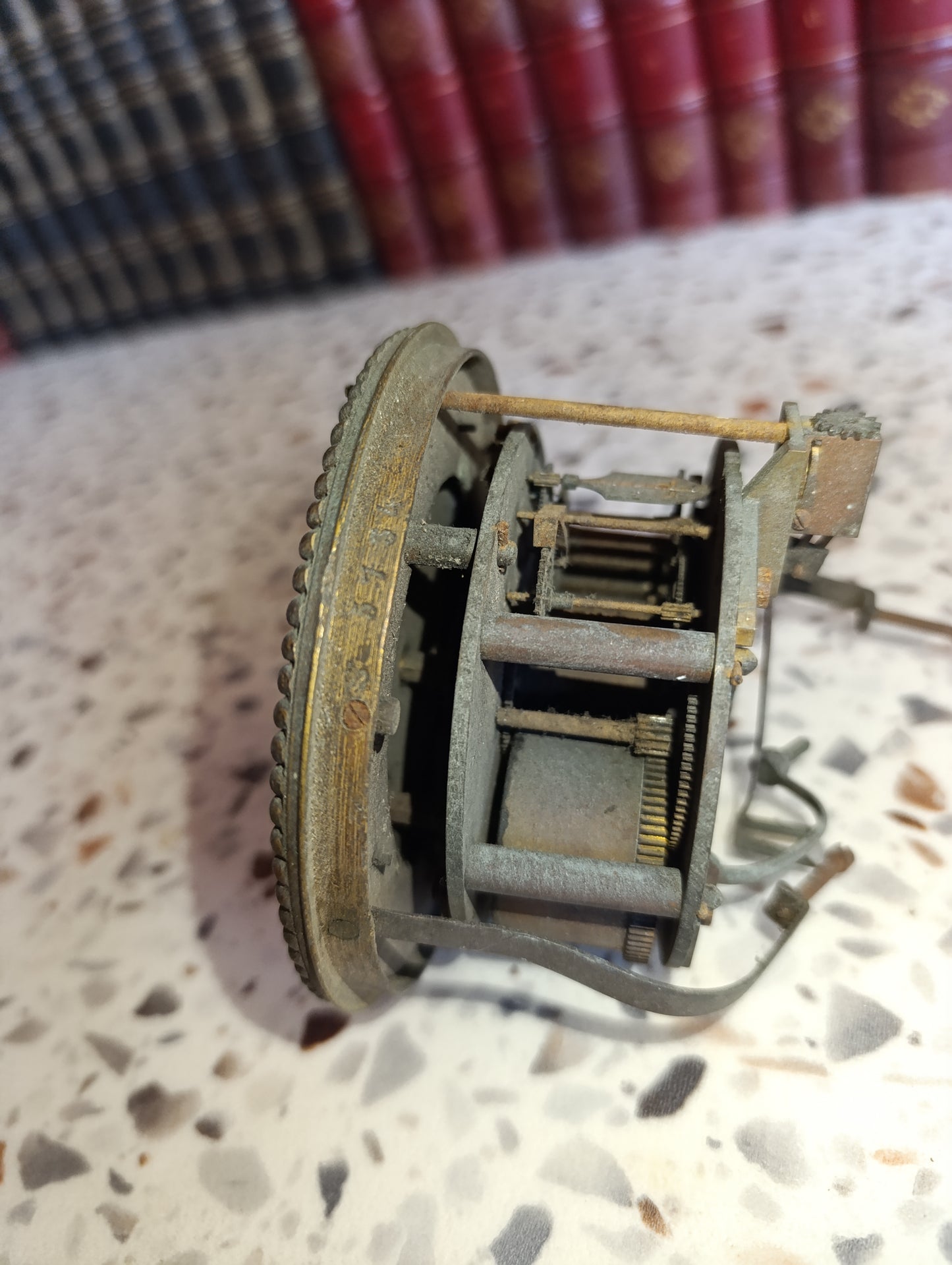 Mouvement de pendule ancien avec cadran émaillé à chiffres romains bleus et lunette en laiton – Ø 11,6 cm
