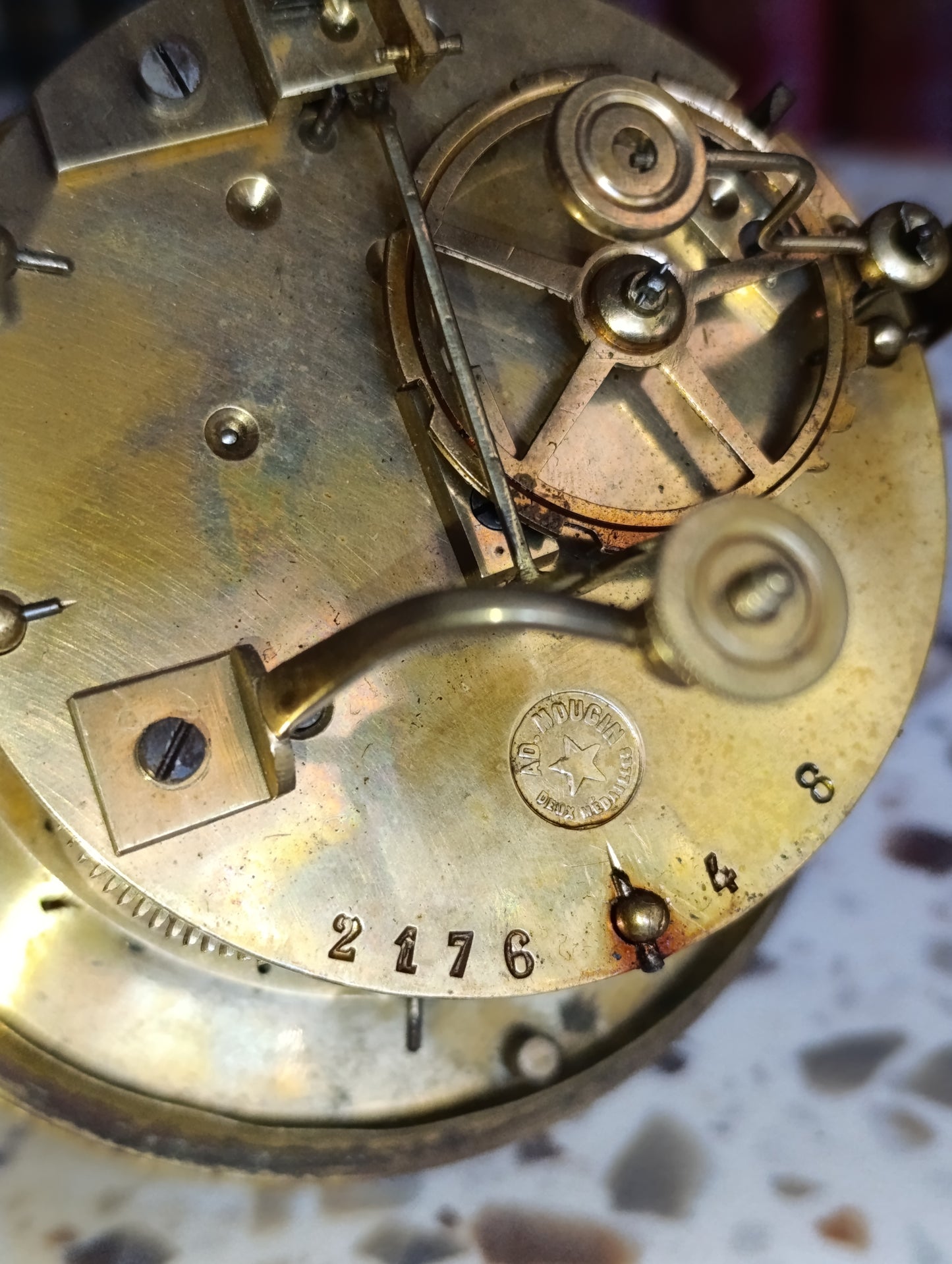 Mouvement d'horloge ancien A.D. Mougin avec cadran émaillé