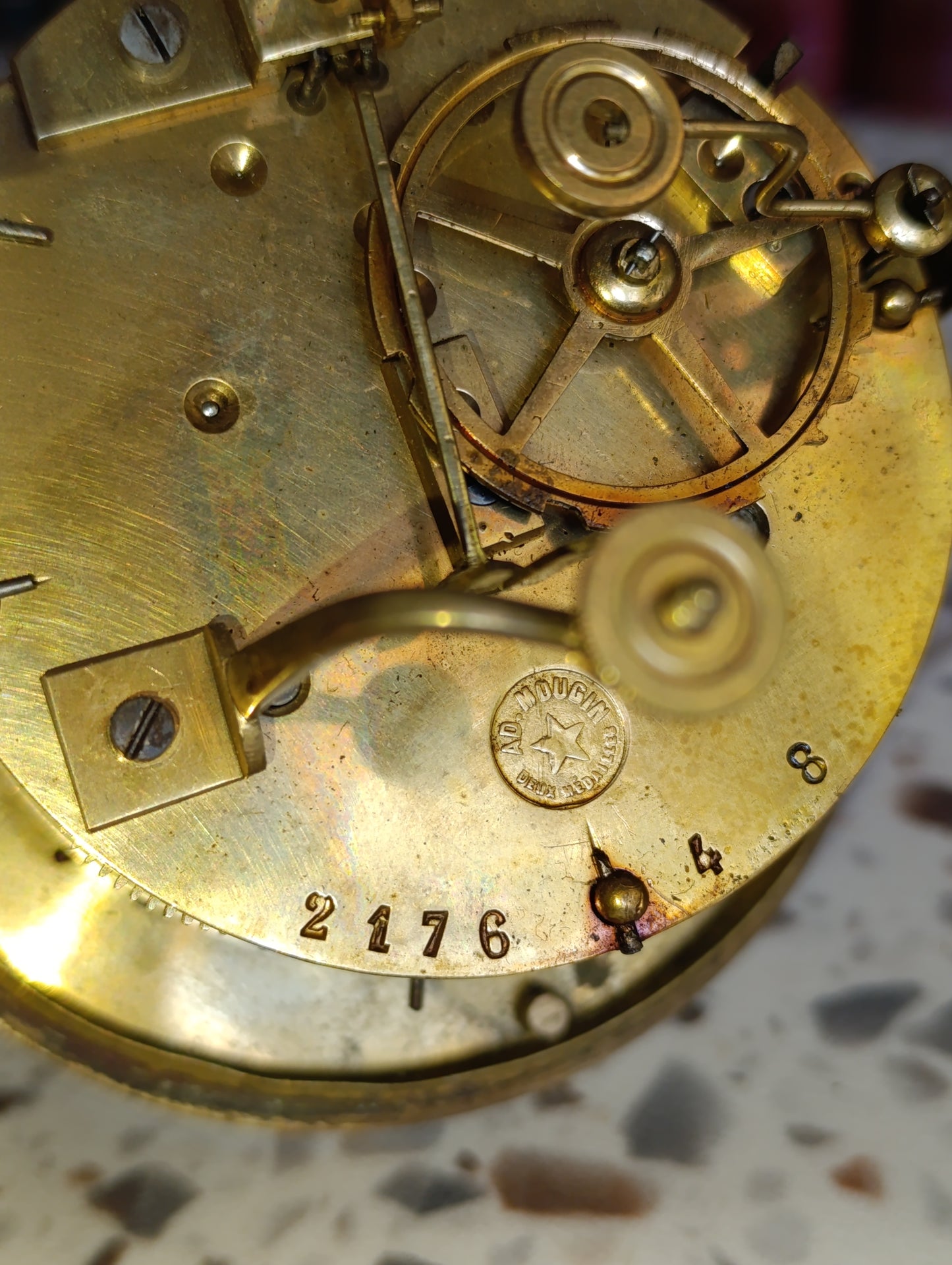 Mouvement d'horloge ancien A.D. Mougin avec cadran émaillé