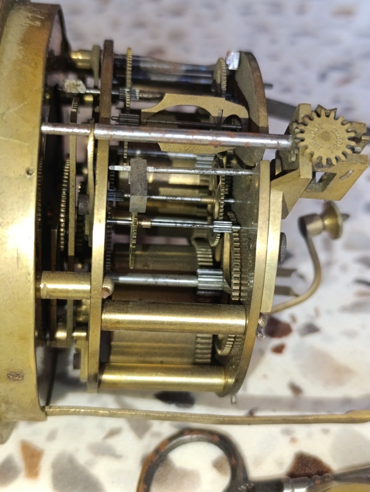 Mouvement d'horloge ancien E.Gaillot Fabt Paris avec cadran noir