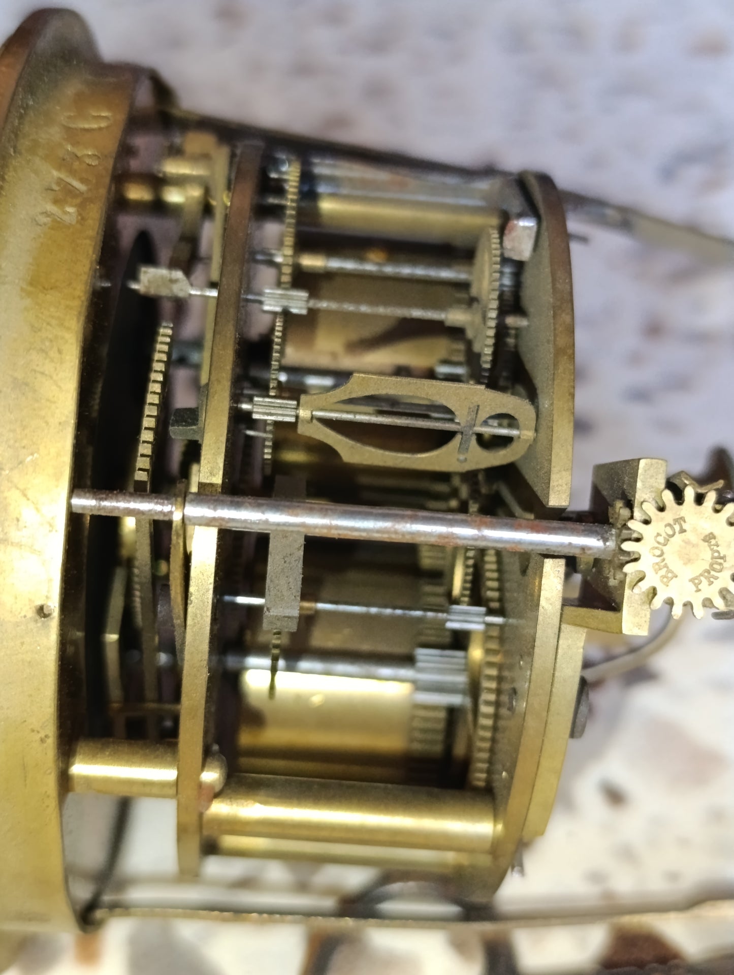 Mouvement d'horloge ancien E.Gaillot Fabt Paris avec cadran noir