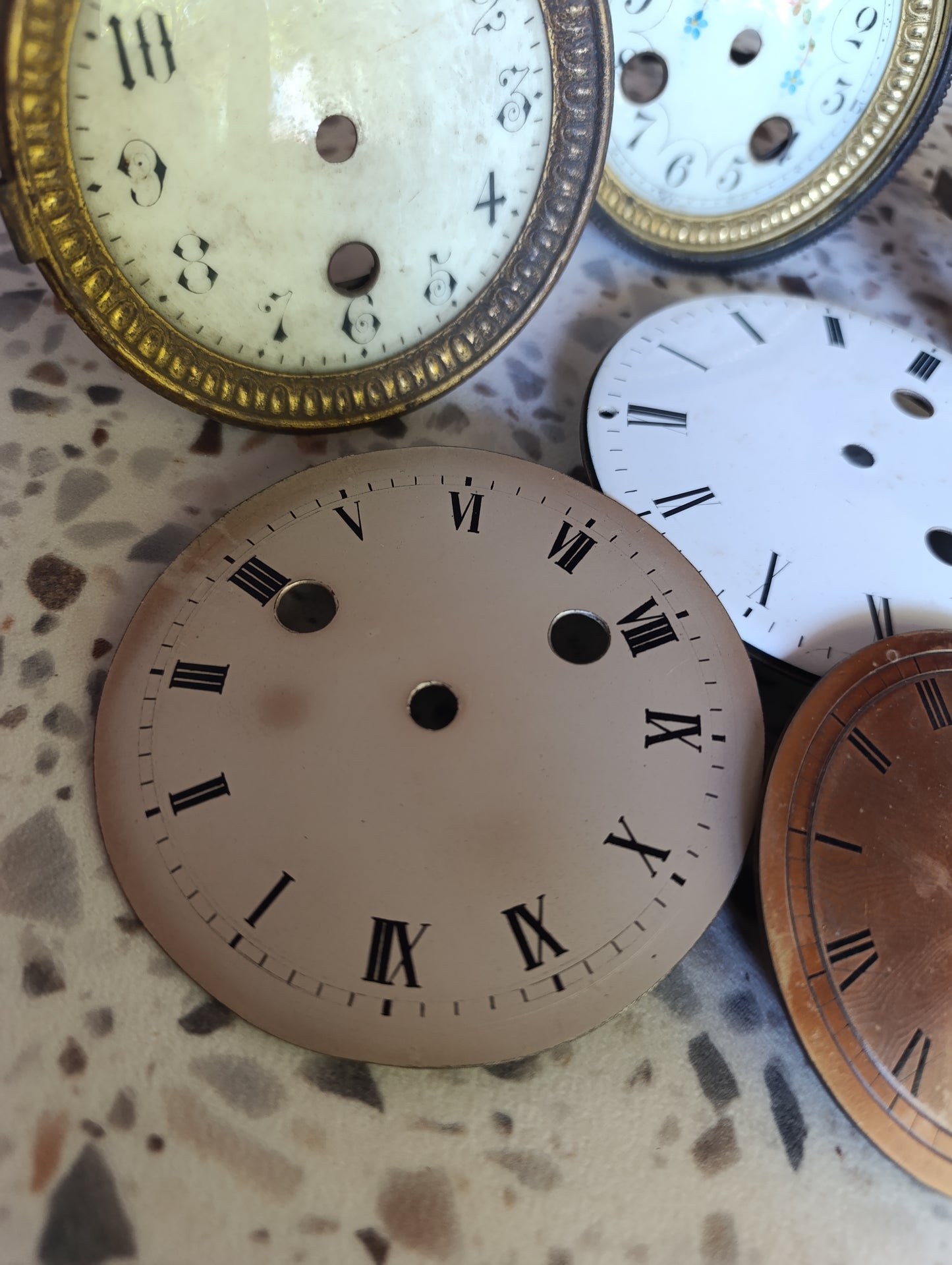 Lot de 7 cadrans anciens de pendule et d’horloge en émail, laiton et métal – Ø 9,3 à 11 cm