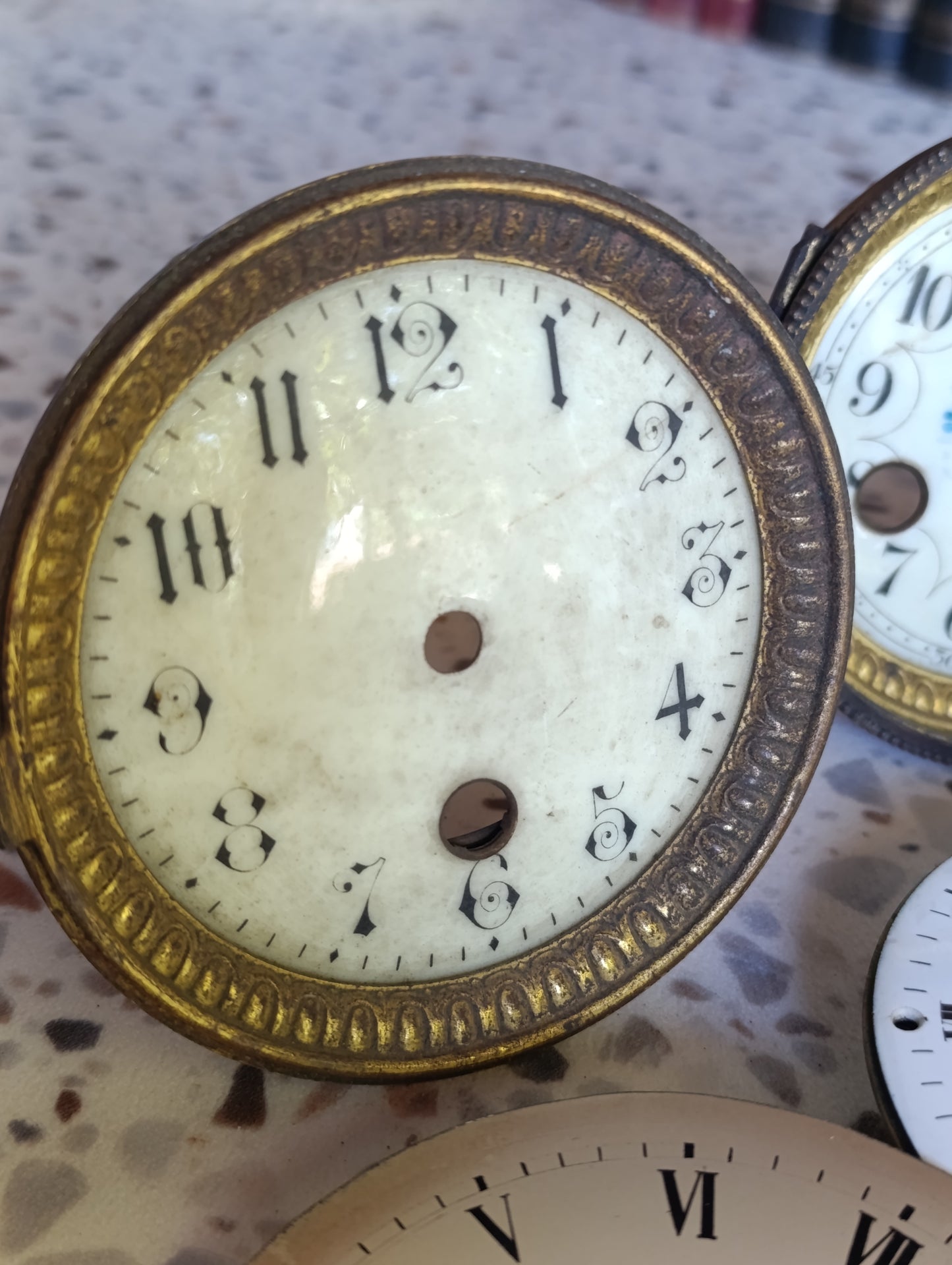Lot de 7 cadrans anciens de pendule et d’horloge en émail, laiton et métal – Ø 9,3 à 11 cm