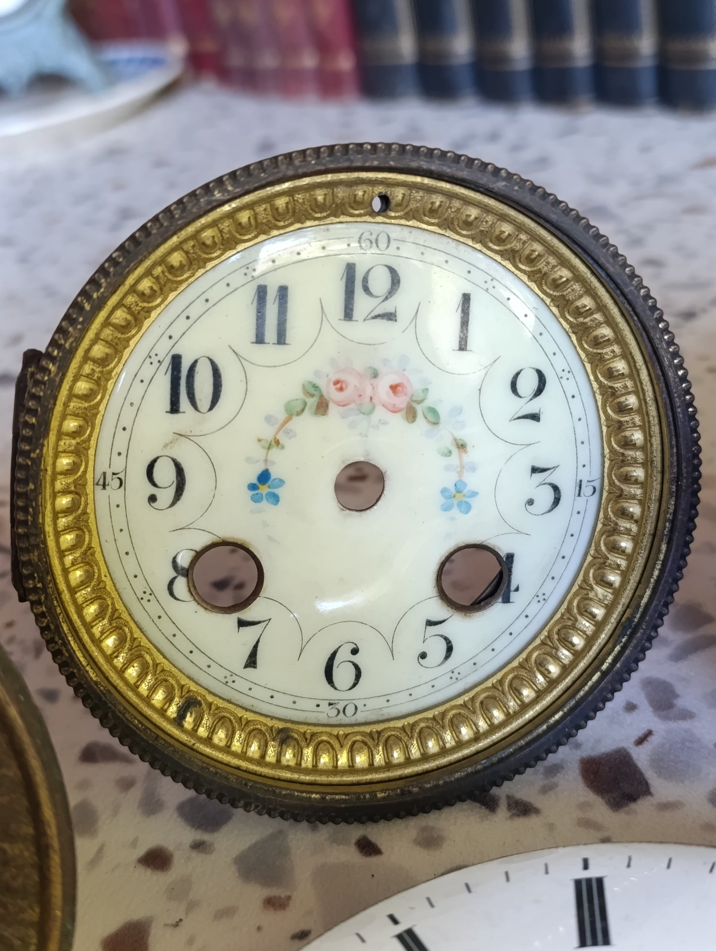 Lot de 7 cadrans anciens de pendule et d’horloge en émail, laiton et métal – Ø 9,3 à 11 cm