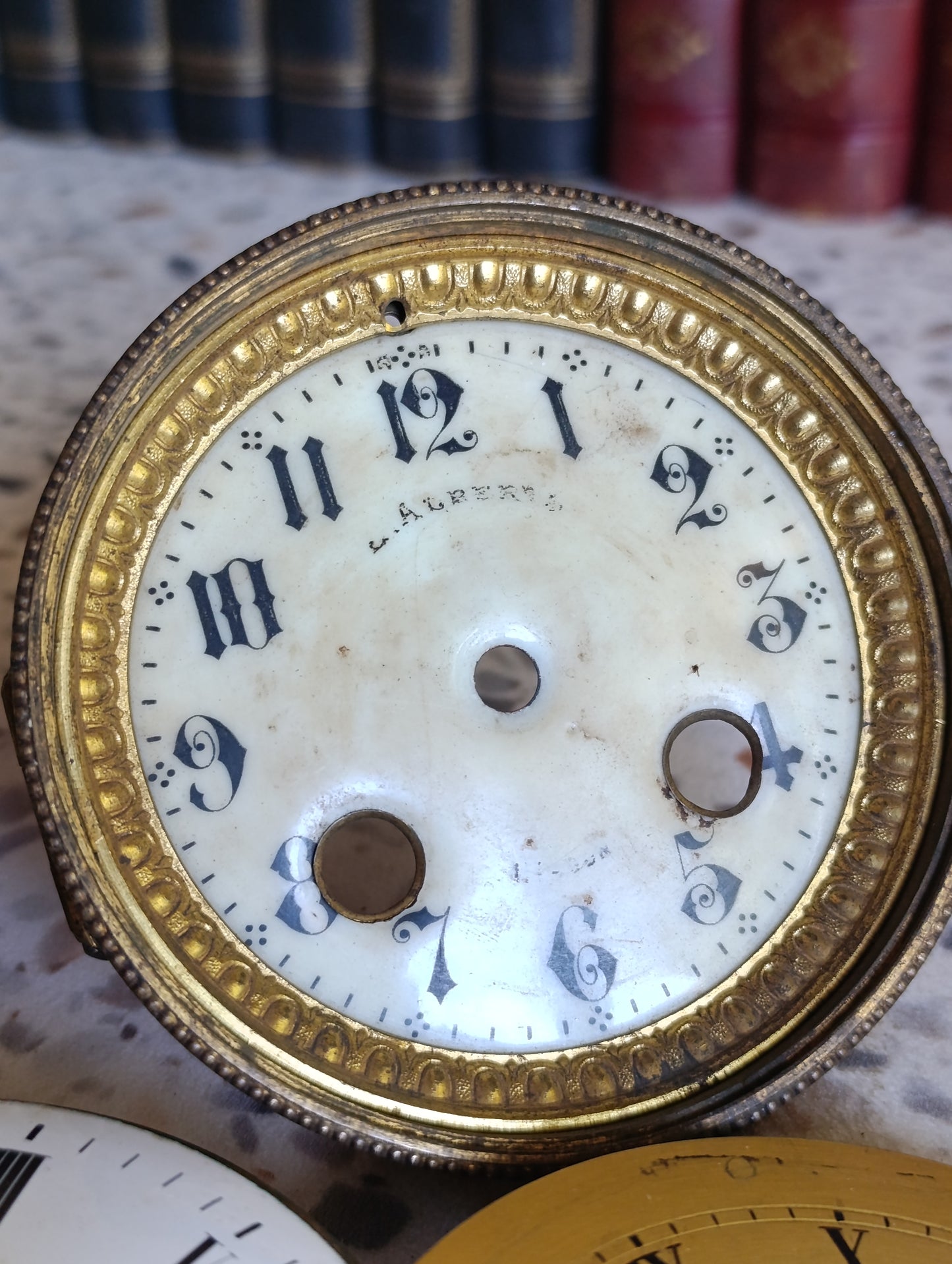 Lot de 7 cadrans anciens de pendule et d’horloge en émail, laiton et métal – Ø 9,3 à 11 cm