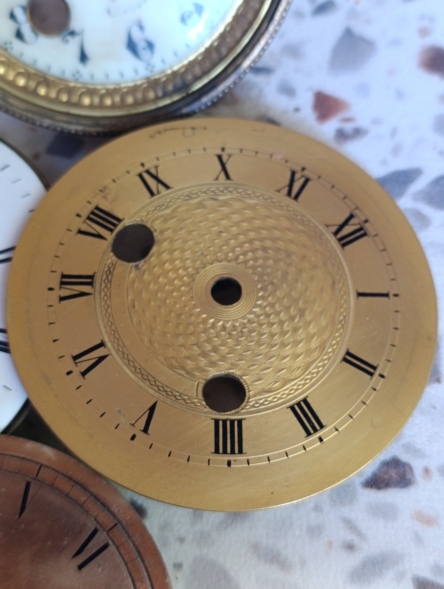 Lot de 7 cadrans anciens de pendule et d’horloge en émail, laiton et métal – Ø 9,3 à 11 cm