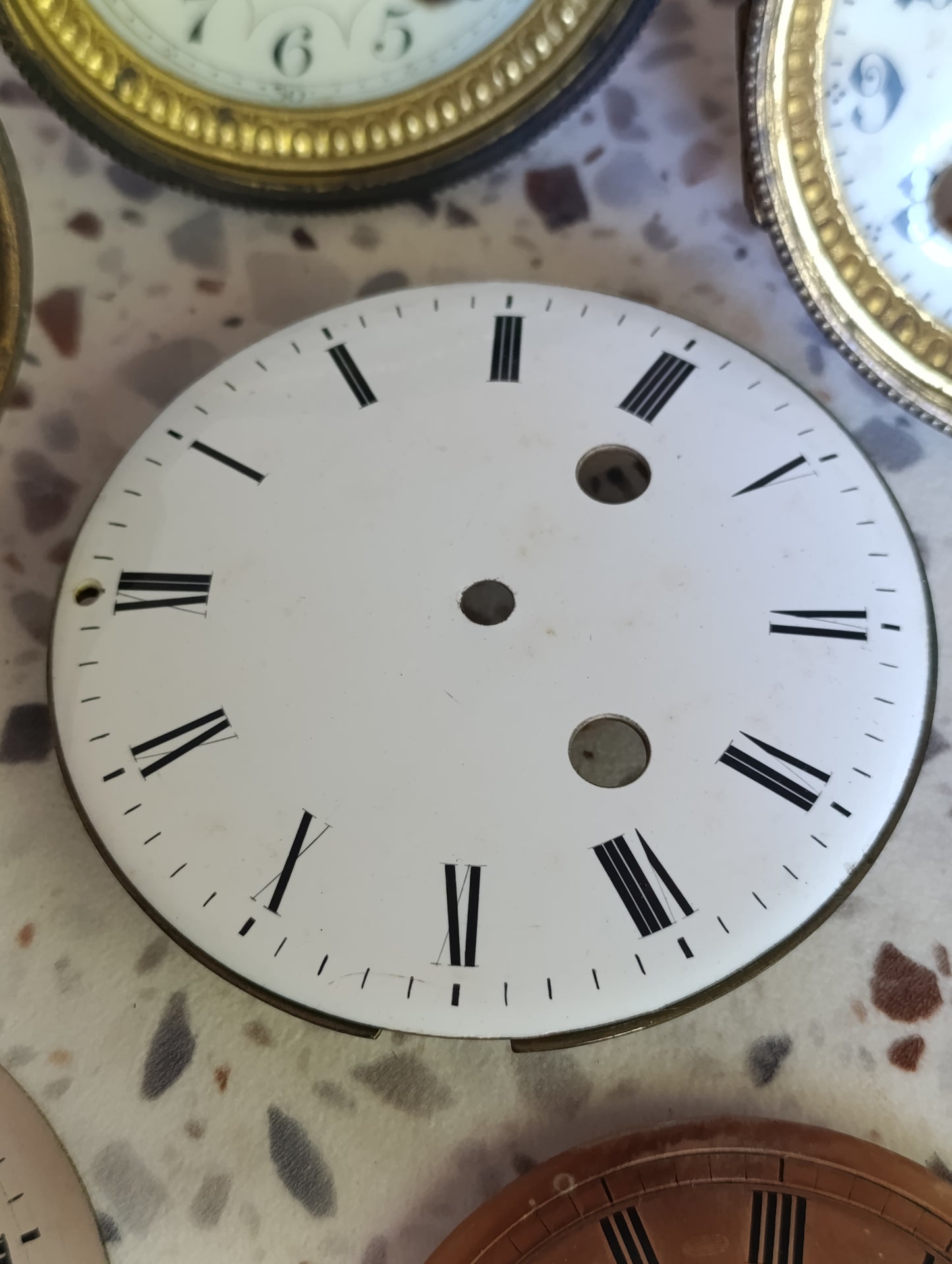 Lot de 7 cadrans anciens de pendule et d’horloge en émail, laiton et métal – Ø 9,3 à 11 cm