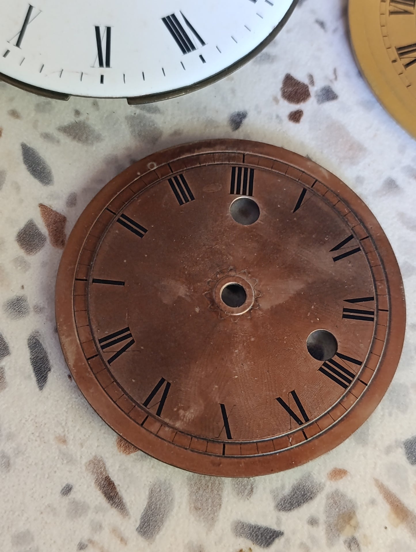 Lot de 7 cadrans anciens de pendule et d’horloge en émail, laiton et métal – Ø 9,3 à 11 cm
