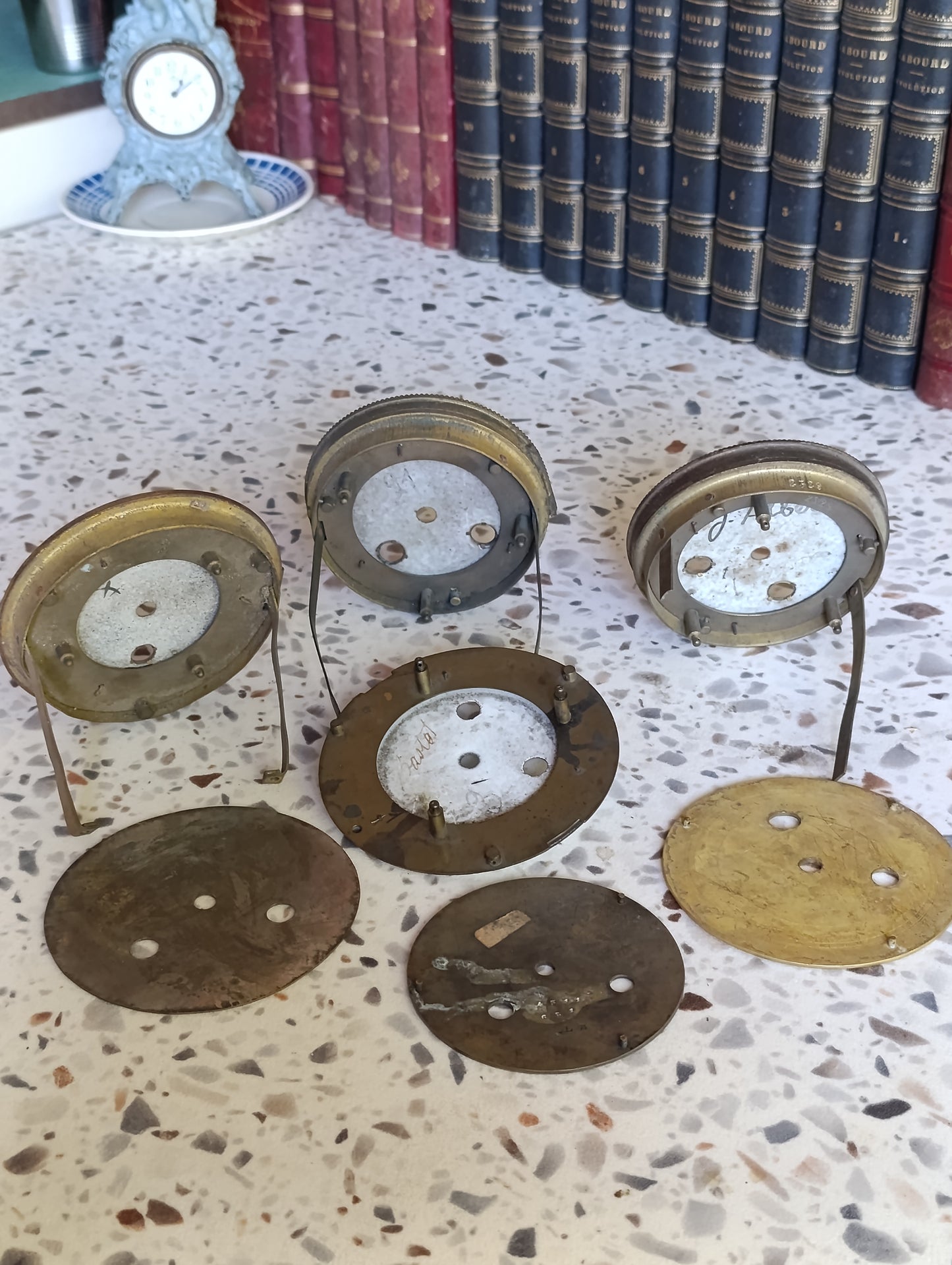 Lot de 7 cadrans anciens de pendule et d’horloge en émail, laiton et métal – Ø 9,3 à 11 cm