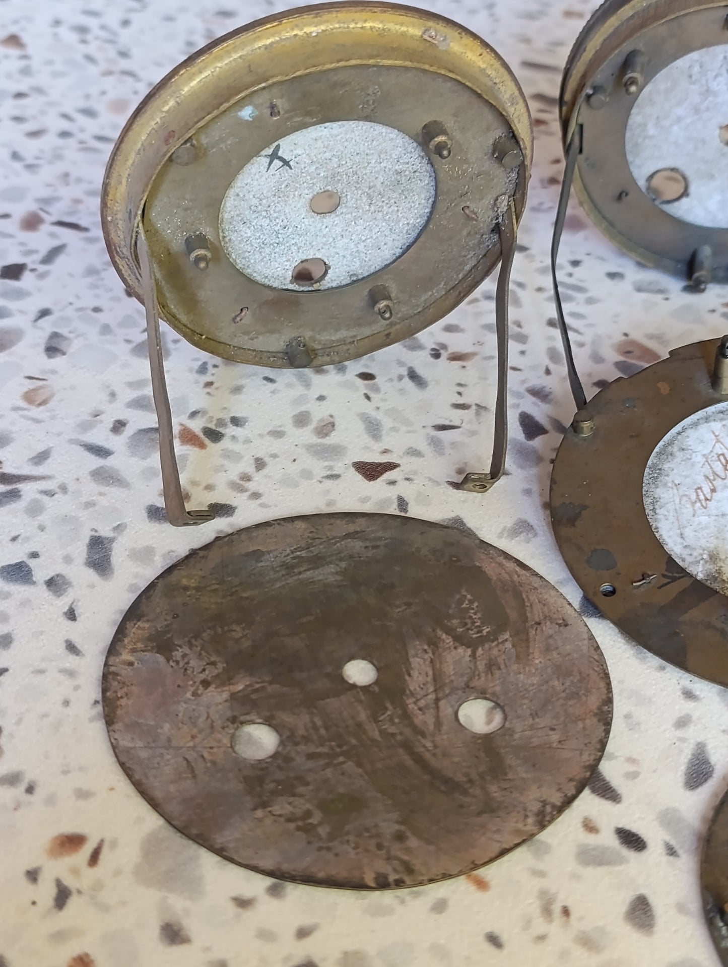 Lot de 7 cadrans anciens de pendule et d’horloge en émail, laiton et métal – Ø 9,3 à 11 cm