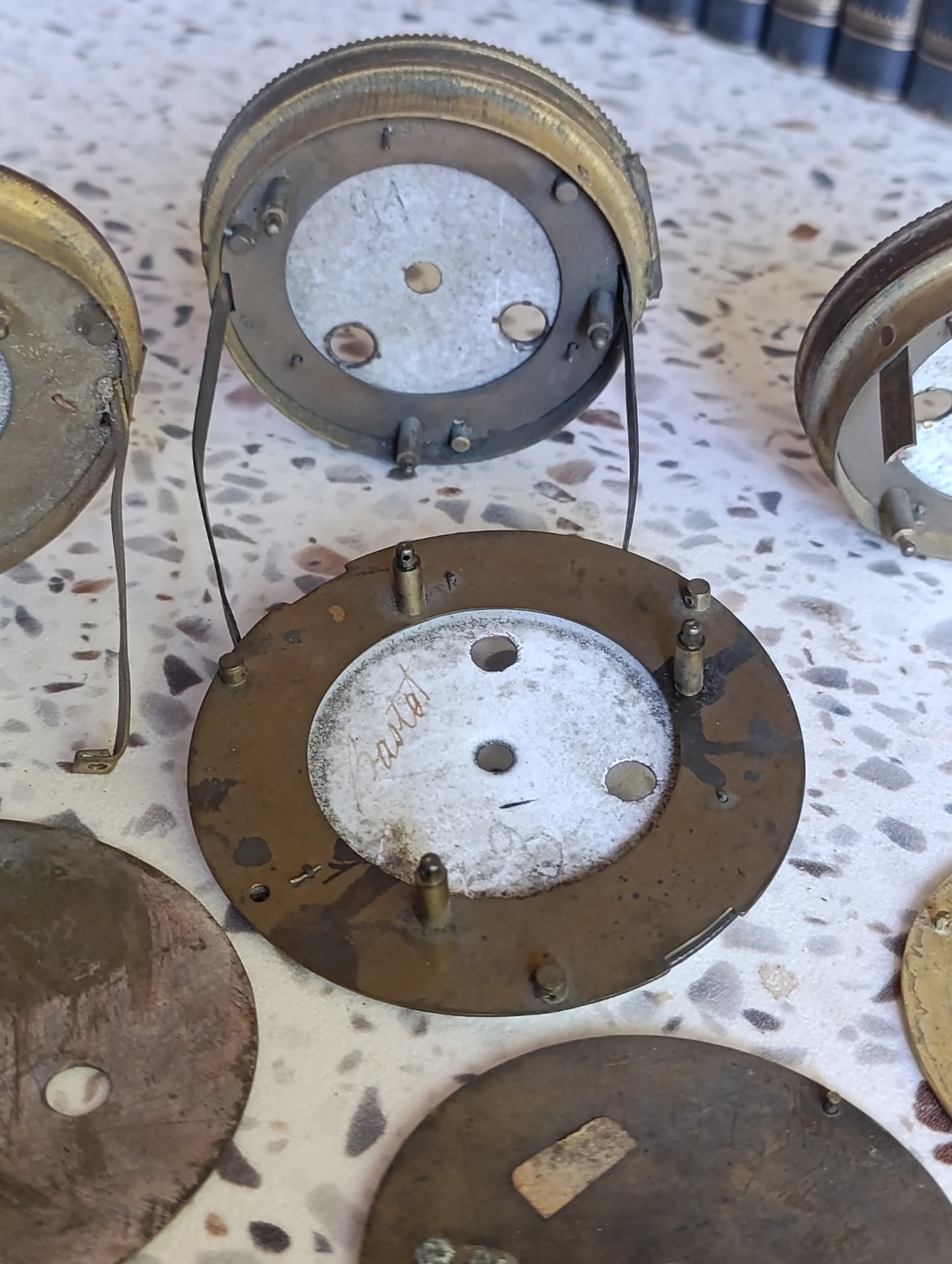 Lot de 7 cadrans anciens de pendule et d’horloge en émail, laiton et métal – Ø 9,3 à 11 cm