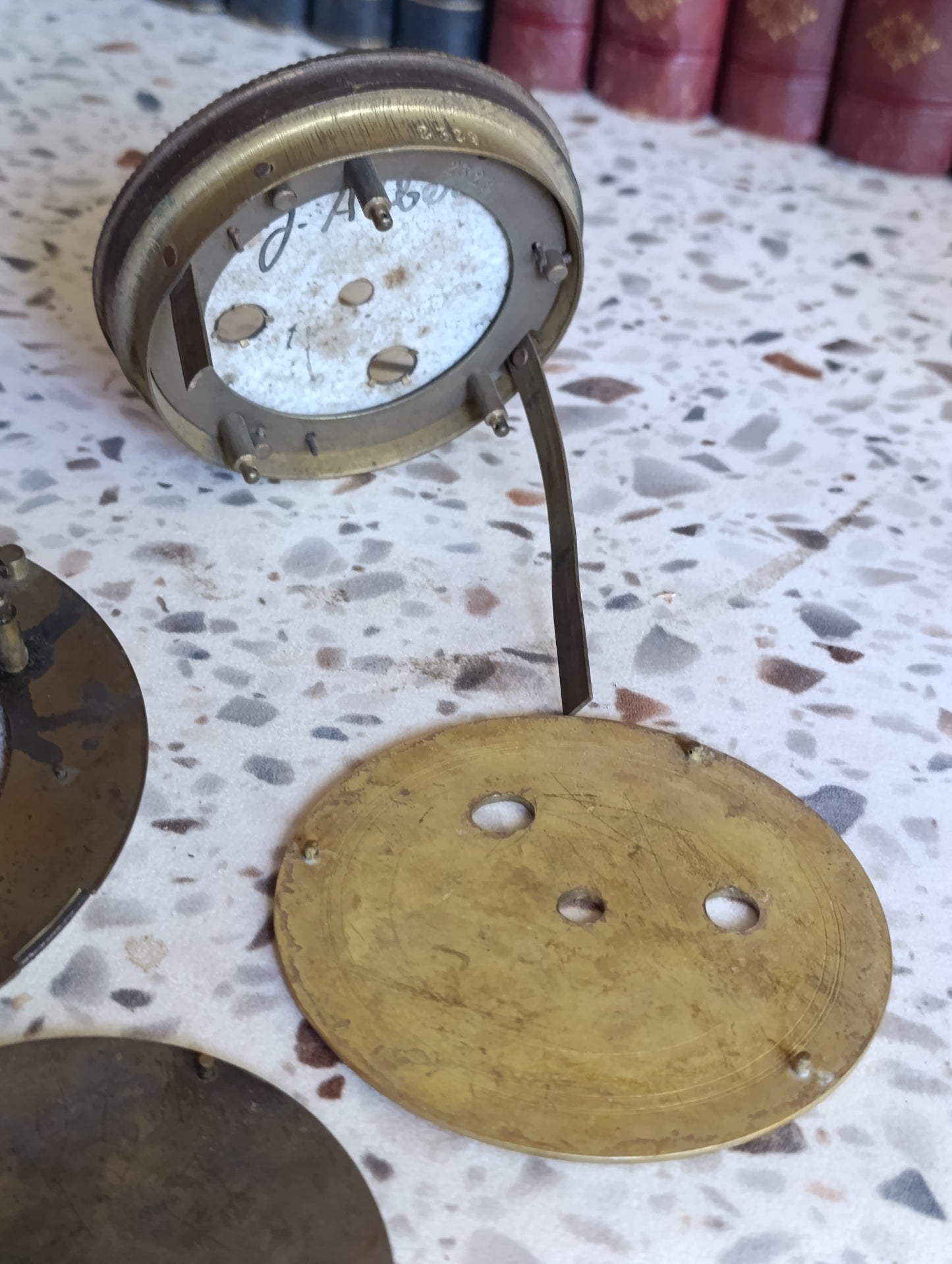 Lot de 7 cadrans anciens de pendule et d’horloge en émail, laiton et métal – Ø 9,3 à 11 cm