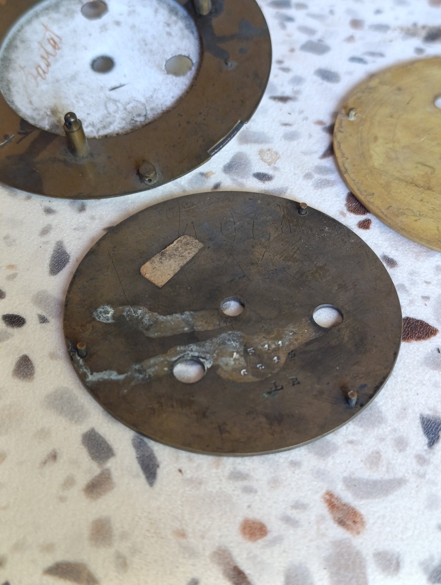 Lot de 7 cadrans anciens de pendule et d’horloge en émail, laiton et métal – Ø 9,3 à 11 cm