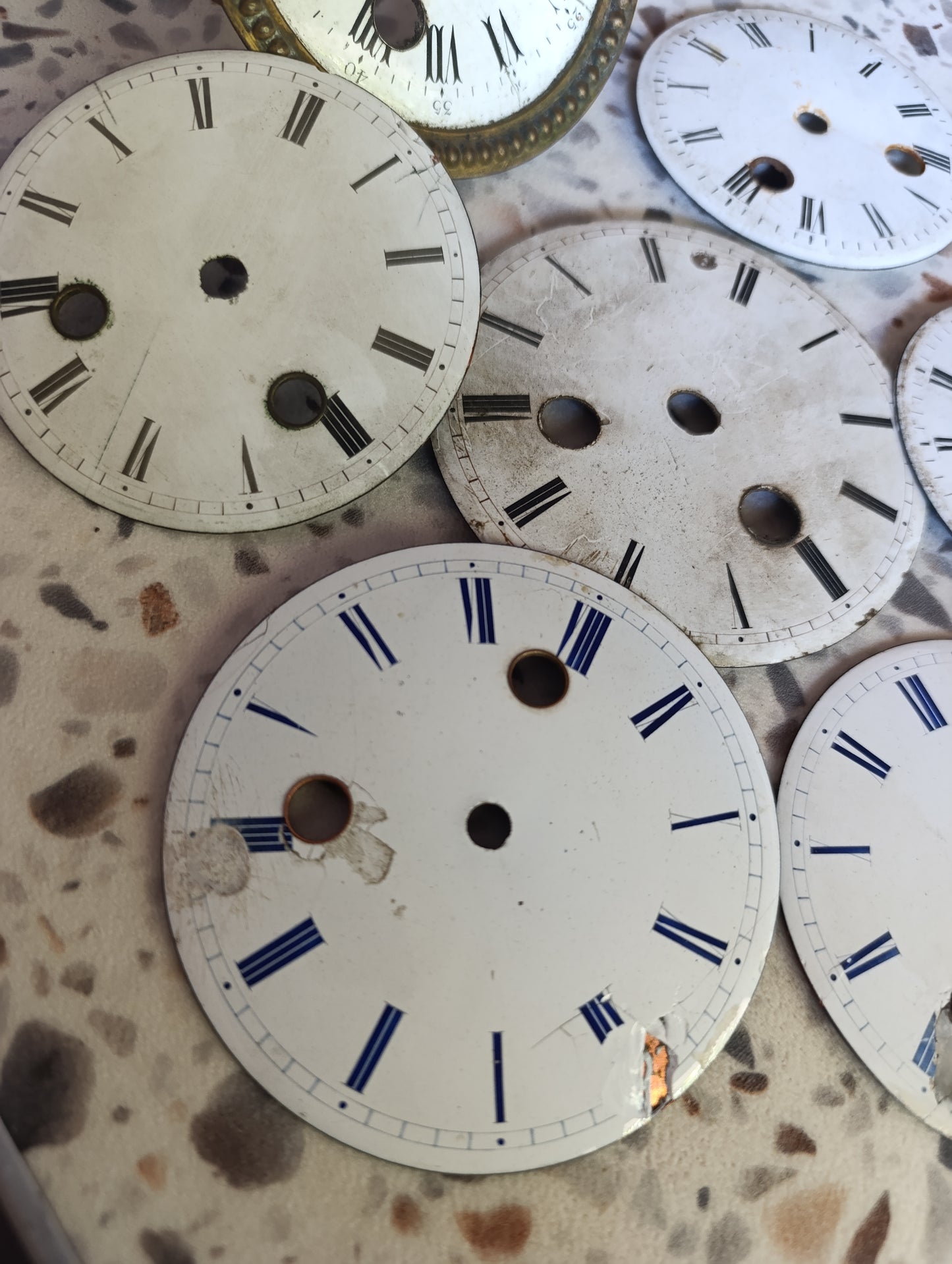 Lot de 9 cadrans anciens de pendule et d’horloge à restaurer – Émail et laiton – Ø 9 à 10,5 cm