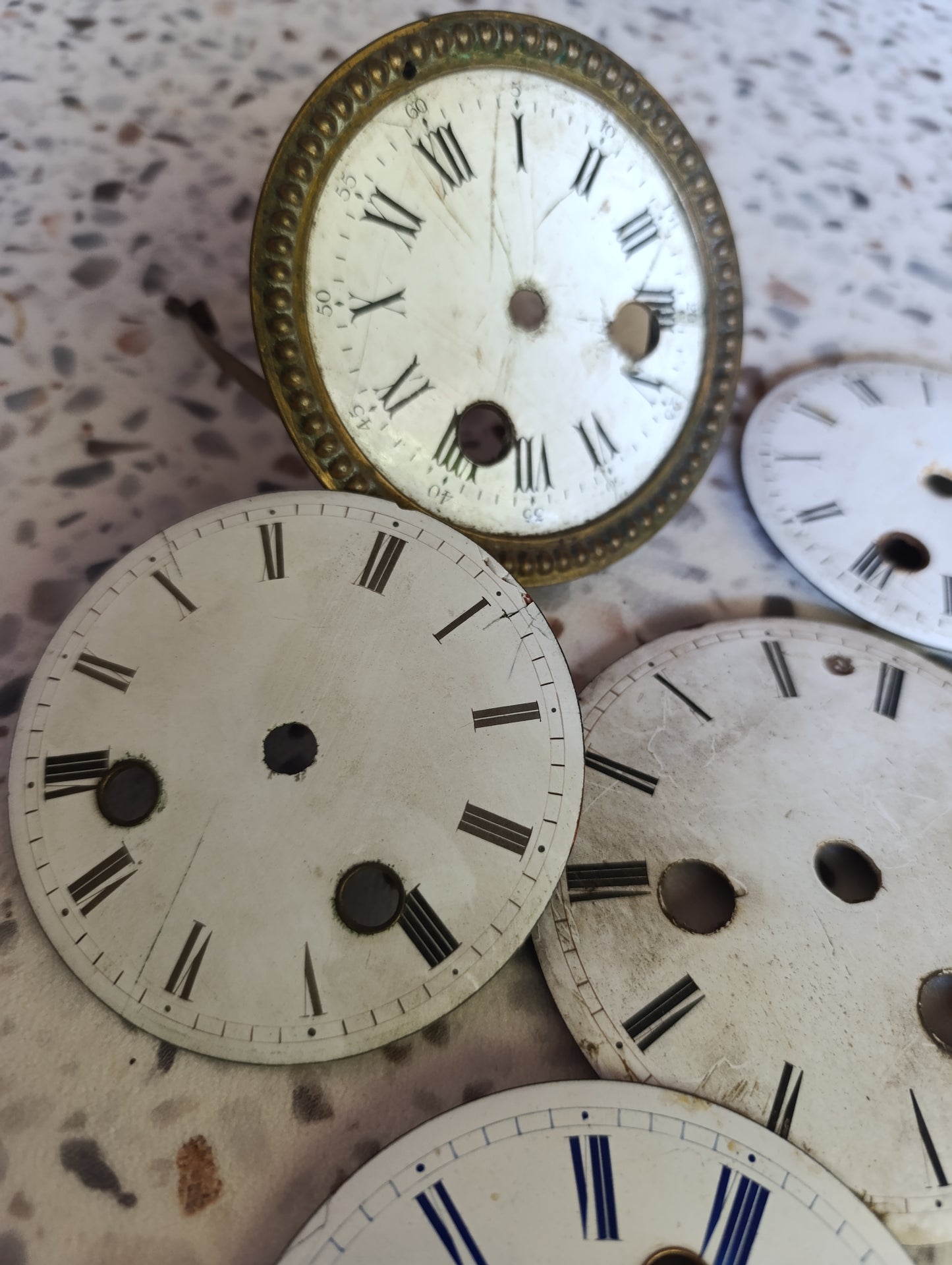 Lot de 9 cadrans anciens de pendule et d’horloge à restaurer – Émail et laiton – Ø 9 à 10,5 cm