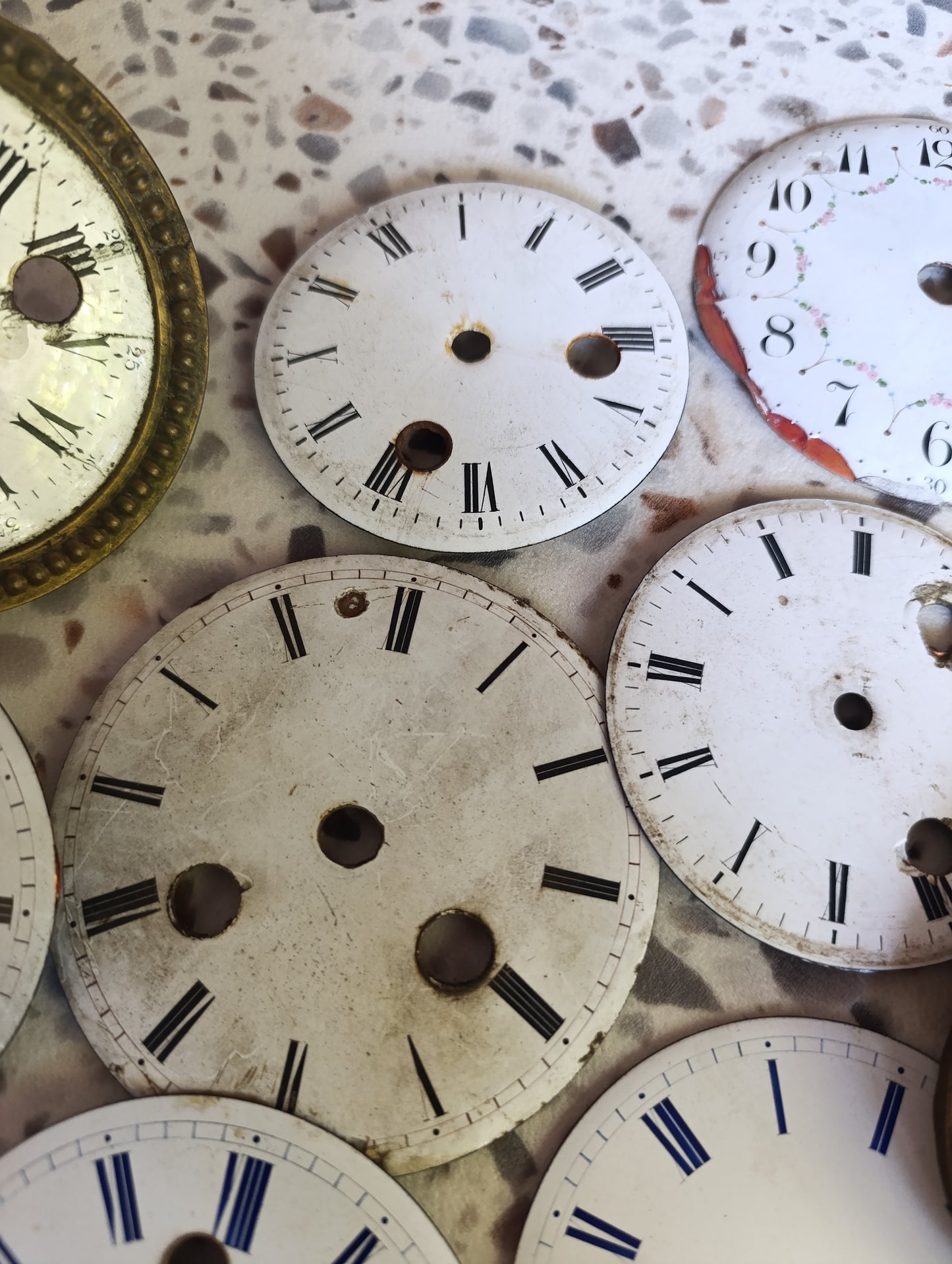 Lot de 9 cadrans anciens de pendule et d’horloge à restaurer – Émail et laiton – Ø 9 à 10,5 cm