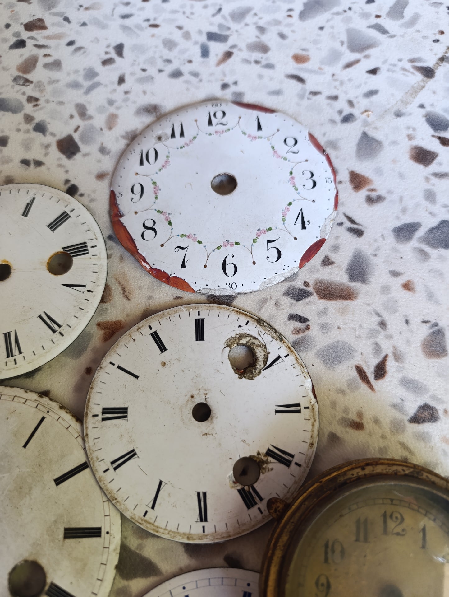 Lot de 9 cadrans anciens de pendule et d’horloge à restaurer – Émail et laiton – Ø 9 à 10,5 cm