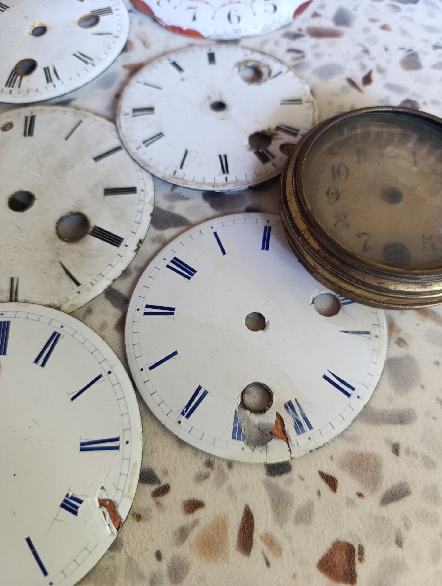 Lot de 9 cadrans anciens de pendule et d’horloge à restaurer – Émail et laiton – Ø 9 à 10,5 cm