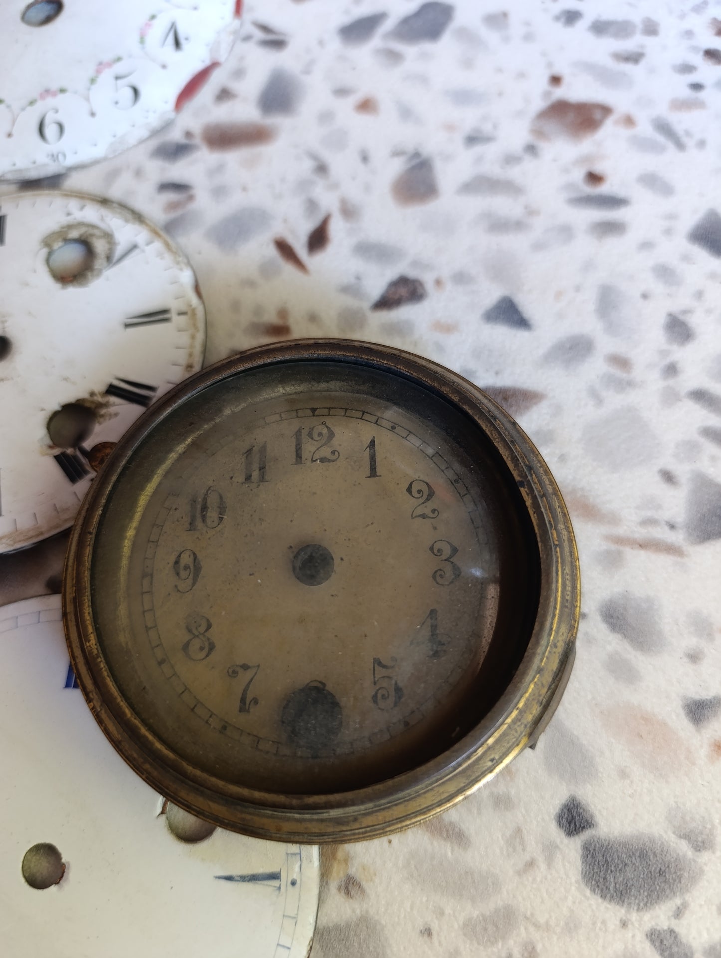 Lot de 9 cadrans anciens de pendule et d’horloge à restaurer – Émail et laiton – Ø 9 à 10,5 cm